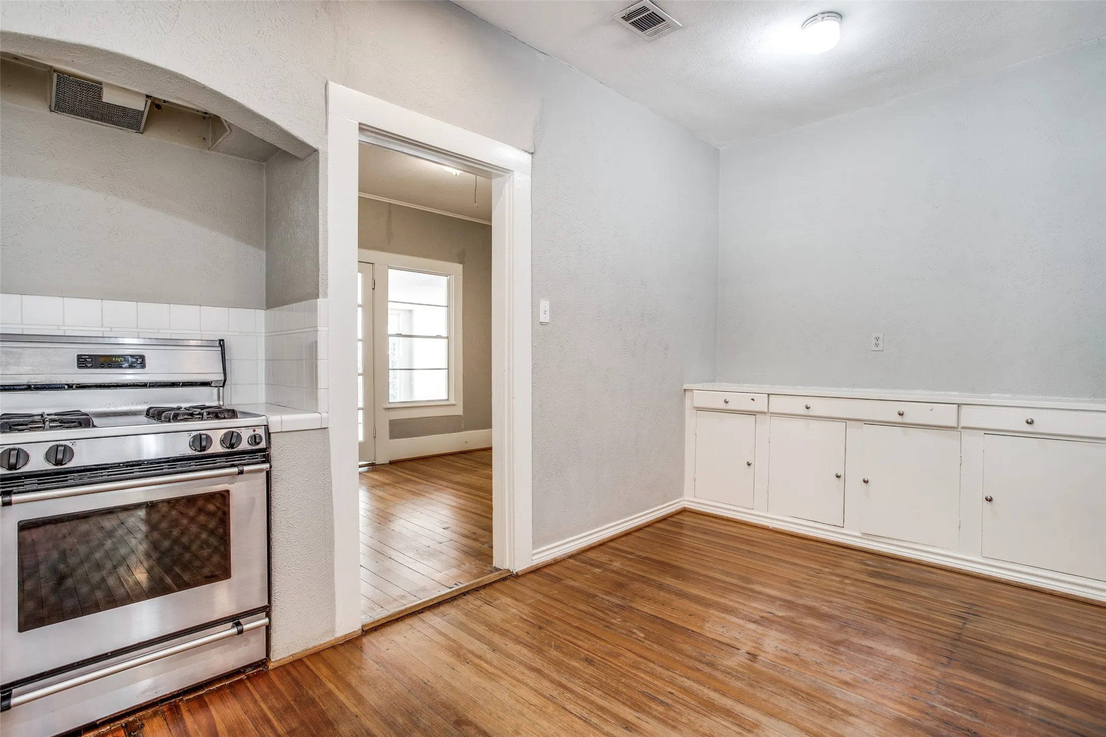 Single Family Residence For Rent in Dallas County , 5415 Bonita Avenue, Dallas, Texas 75206, 3 Bedroom, 3 Bathroom, 2 Garage spaces, 1,722 Sqft, built in 1940, mls#21384789, Real Estate Agent in Dallas, Homes For Rent in Dallas county, Homes For Rent in Dallas, Realtor in Dallas Texas, Real Estate Brokerage Independent Realty Texas, Luminita Cordes Realtor