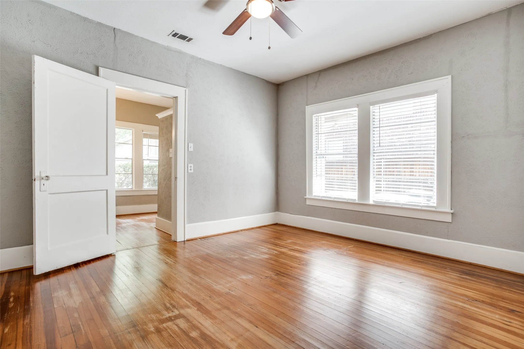 Single Family Residence For Rent in Dallas County , 5415 Bonita Avenue, Dallas, Texas 75206, 3 Bedroom, 3 Bathroom, 2 Garage spaces, 1,722 Sqft, built in 1940, mls#21384789, Real Estate Agent in Dallas, Homes For Rent in Dallas county, Homes For Rent in Dallas, Realtor in Dallas Texas, Real Estate Brokerage Independent Realty Texas, Luminita Cordes Realtor