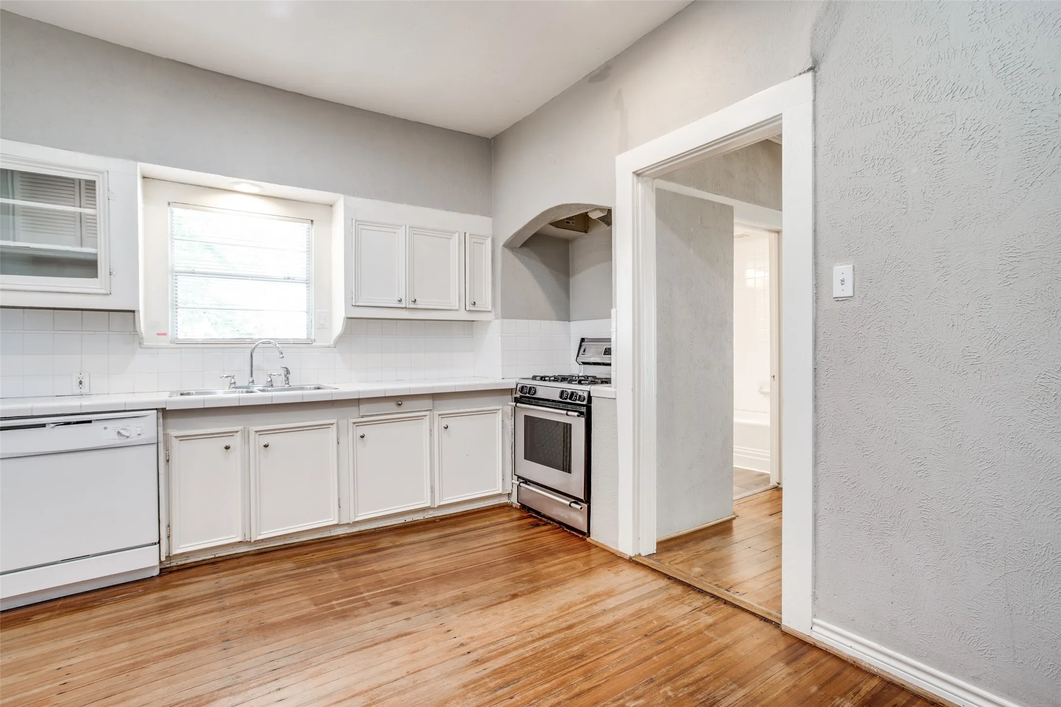 Single Family Residence For Rent in Dallas County , 5415 Bonita Avenue, Dallas, Texas 75206, 3 Bedroom, 3 Bathroom, 2 Garage spaces, 1,722 Sqft, built in 1940, mls#21384789, Real Estate Agent in Dallas, Homes For Rent in Dallas county, Homes For Rent in Dallas, Realtor in Dallas Texas, Real Estate Brokerage Independent Realty Texas, Luminita Cordes Realtor