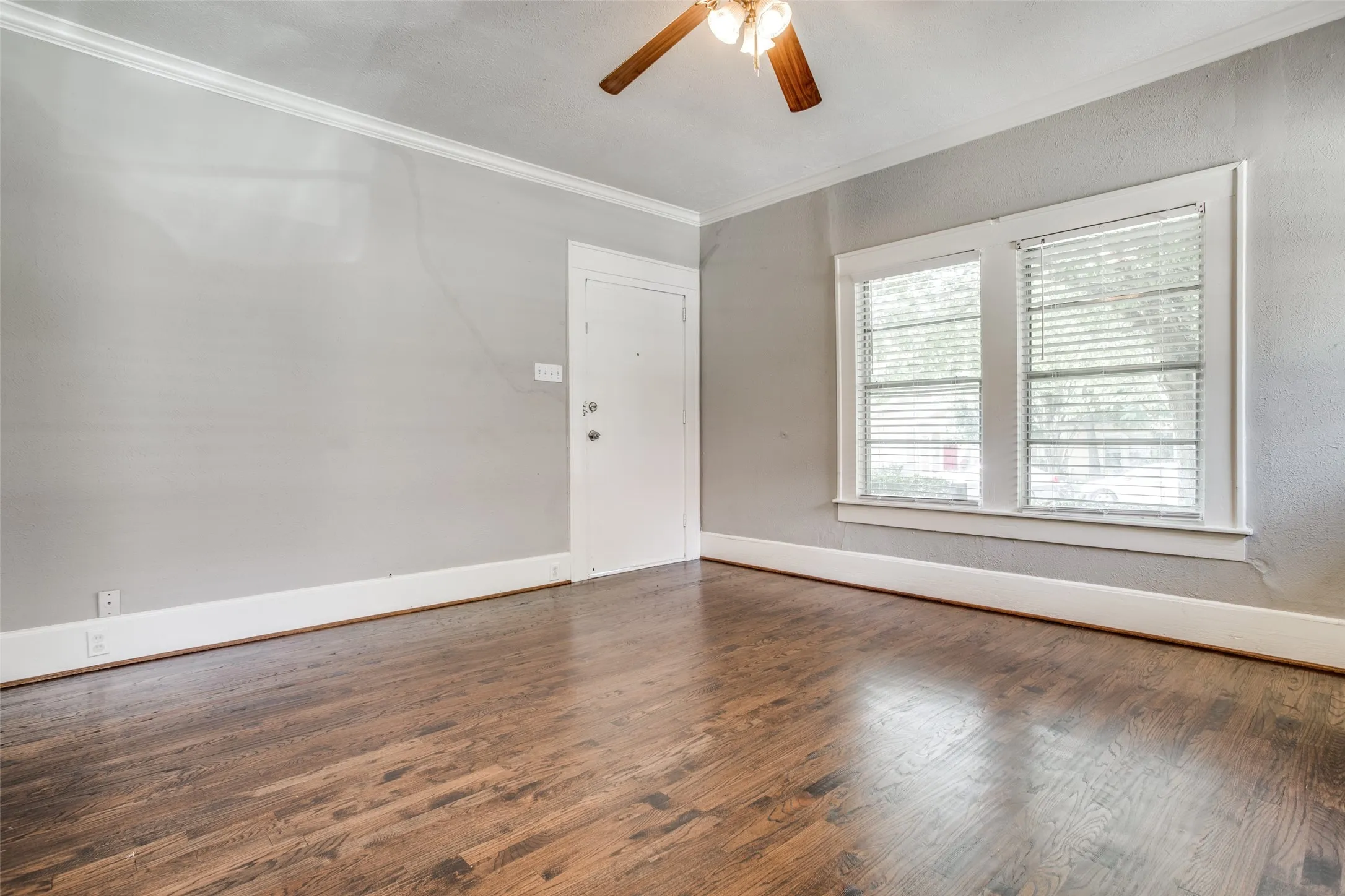 Single Family Residence For Rent in Dallas County , 5415 Bonita Avenue, Dallas, Texas 75206, 3 Bedroom, 3 Bathroom, 2 Garage spaces, 1,722 Sqft, built in 1940, mls#21384789, Real Estate Agent in Dallas, Homes For Rent in Dallas county, Homes For Rent in Dallas, Realtor in Dallas Texas, Real Estate Brokerage Independent Realty Texas, Luminita Cordes Realtor