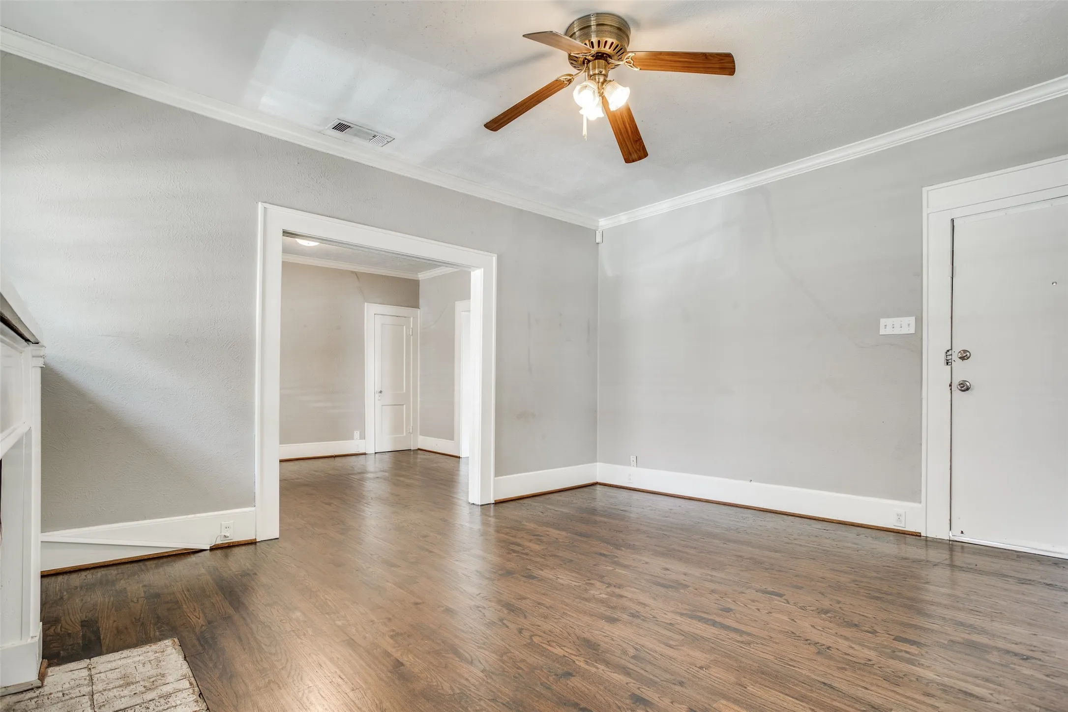 Single Family Residence For Rent in Dallas County , 5415 Bonita Avenue, Dallas, Texas 75206, 3 Bedroom, 3 Bathroom, 2 Garage spaces, 1,722 Sqft, built in 1940, mls#21384789, Real Estate Agent in Dallas, Homes For Rent in Dallas county, Homes For Rent in Dallas, Realtor in Dallas Texas, Real Estate Brokerage Independent Realty Texas, Luminita Cordes Realtor