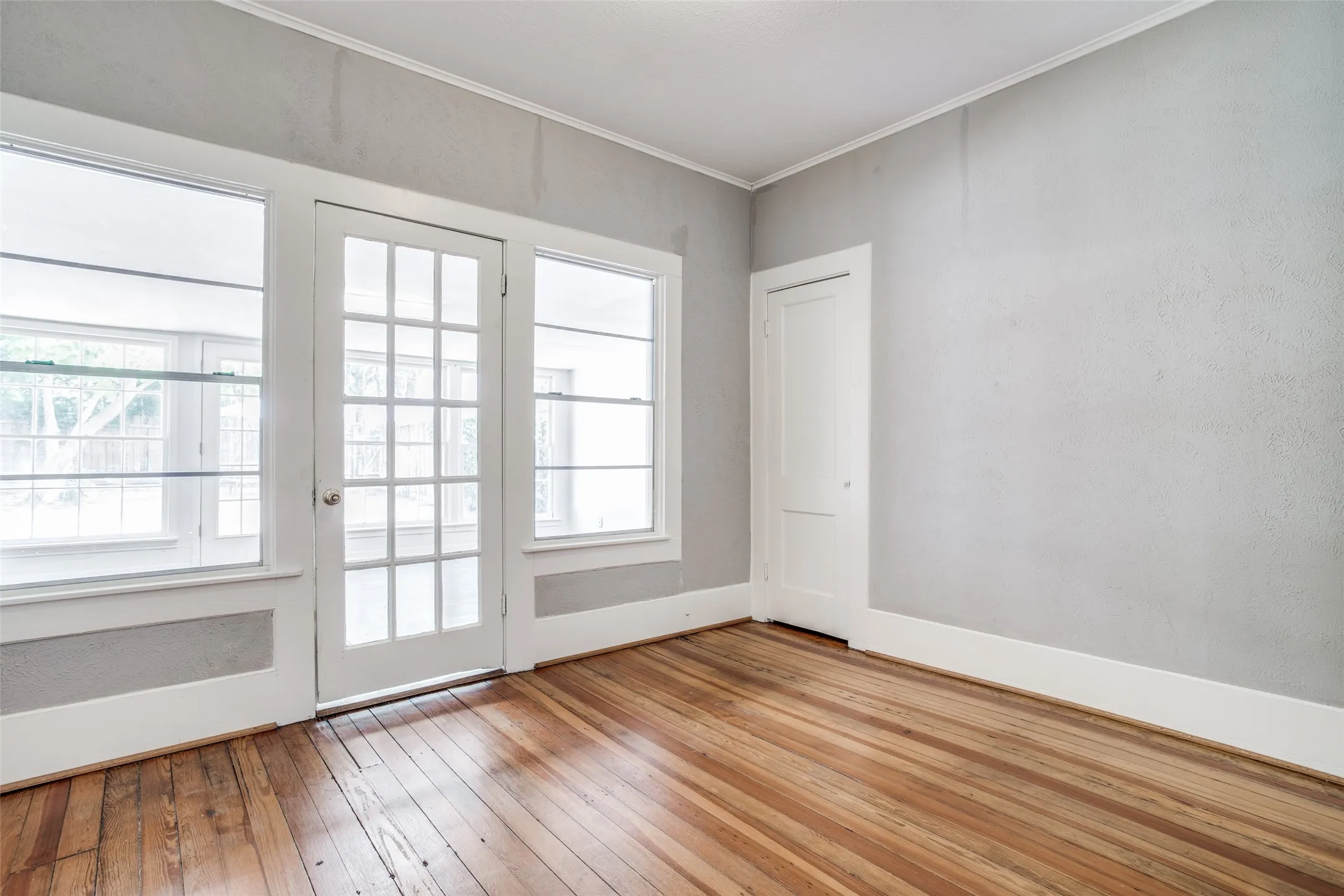 Single Family Residence For Rent in Dallas County , 5415 Bonita Avenue, Dallas, Texas 75206, 3 Bedroom, 3 Bathroom, 2 Garage spaces, 1,722 Sqft, built in 1940, mls#21384789, Real Estate Agent in Dallas, Homes For Rent in Dallas county, Homes For Rent in Dallas, Realtor in Dallas Texas, Real Estate Brokerage Independent Realty Texas, Luminita Cordes Realtor