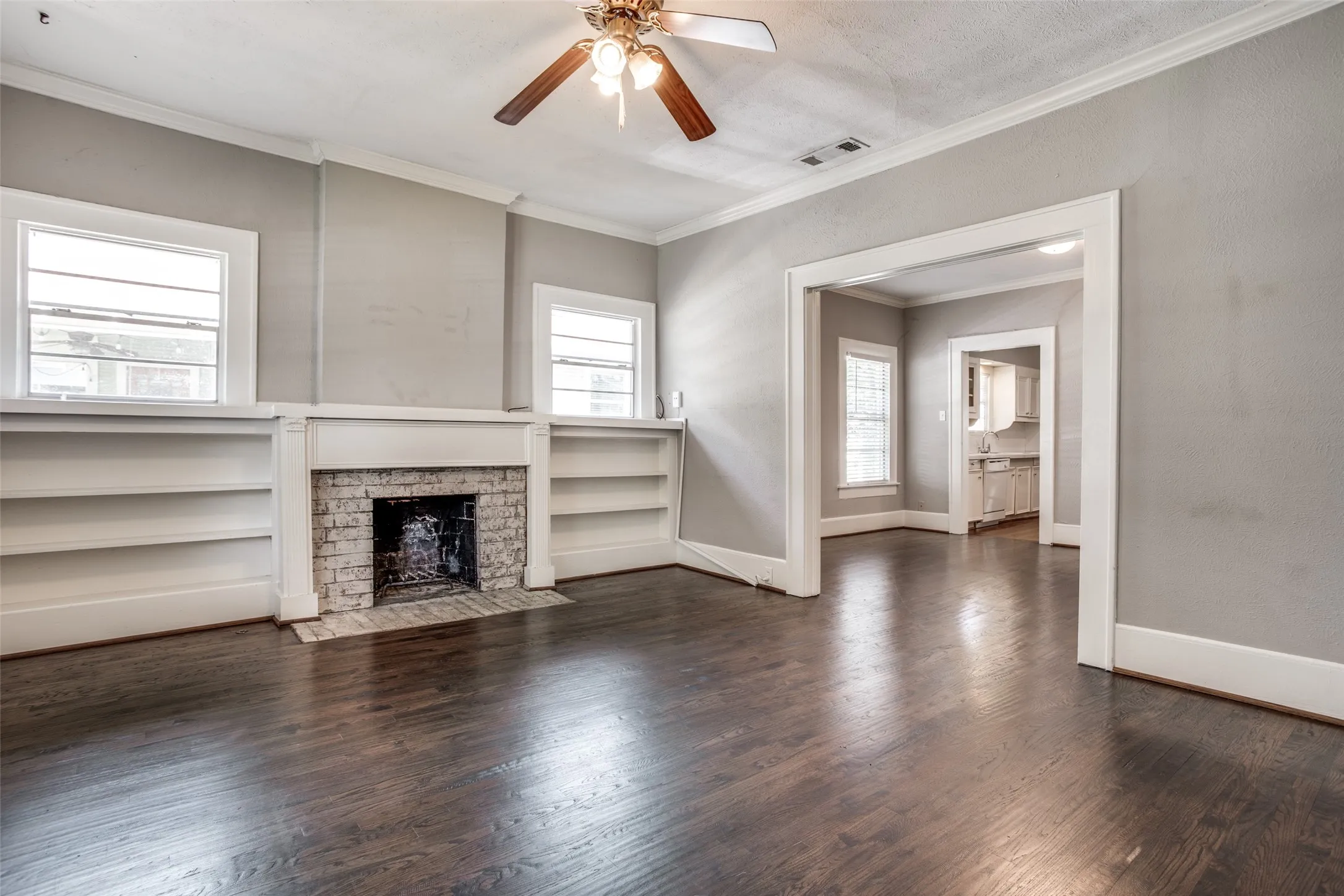 Single Family Residence For Rent in Dallas County , 5415 Bonita Avenue, Dallas, Texas 75206, 3 Bedroom, 3 Bathroom, 2 Garage spaces, 1,722 Sqft, built in 1940, mls#21384789, Real Estate Agent in Dallas, Homes For Rent in Dallas county, Homes For Rent in Dallas, Realtor in Dallas Texas, Real Estate Brokerage Independent Realty Texas, Luminita Cordes Realtor