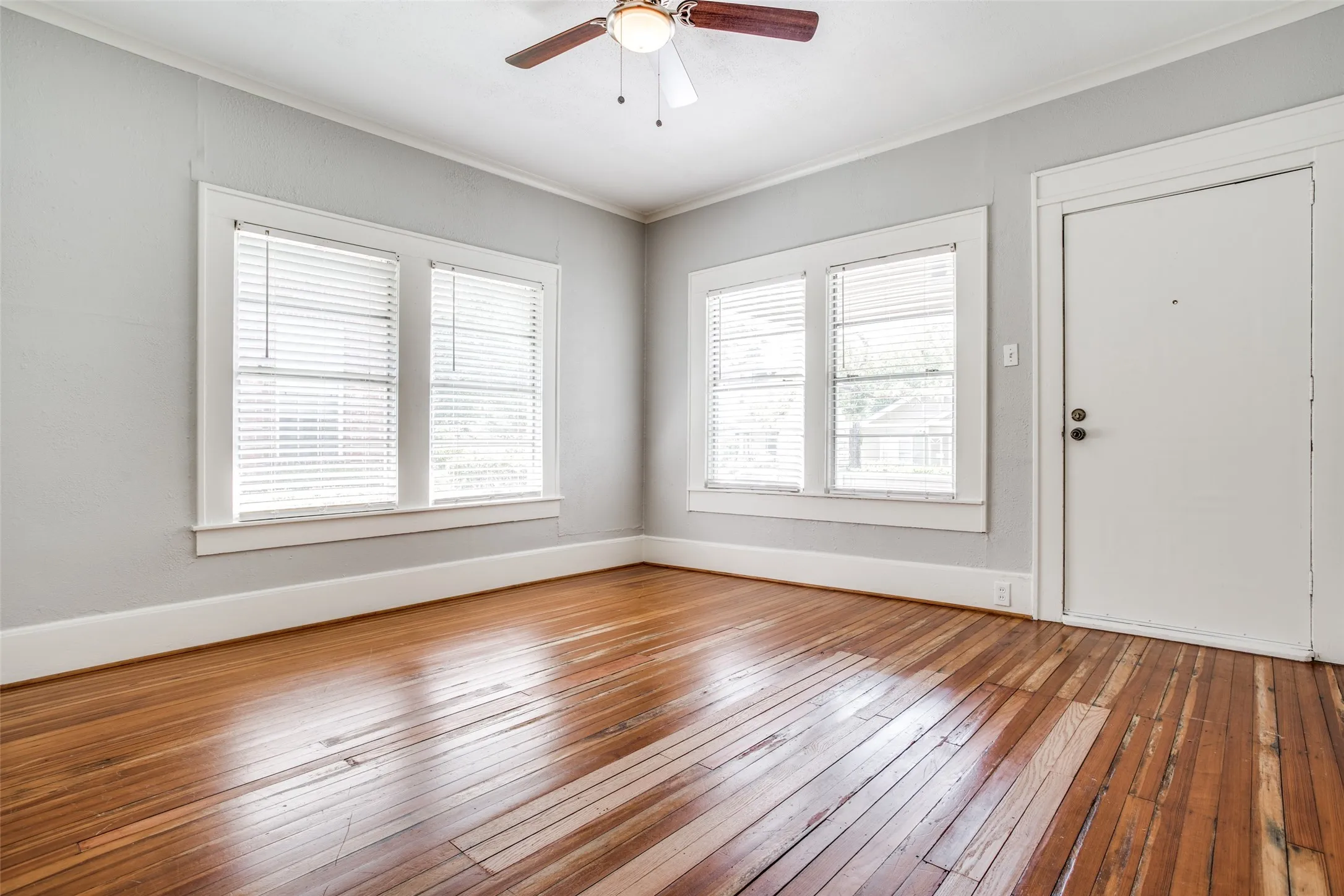 Single Family Residence For Rent in Dallas County , 5415 Bonita Avenue, Dallas, Texas 75206, 3 Bedroom, 3 Bathroom, 2 Garage spaces, 1,722 Sqft, built in 1940, mls#21384789, Real Estate Agent in Dallas, Homes For Rent in Dallas county, Homes For Rent in Dallas, Realtor in Dallas Texas, Real Estate Brokerage Independent Realty Texas, Luminita Cordes Realtor