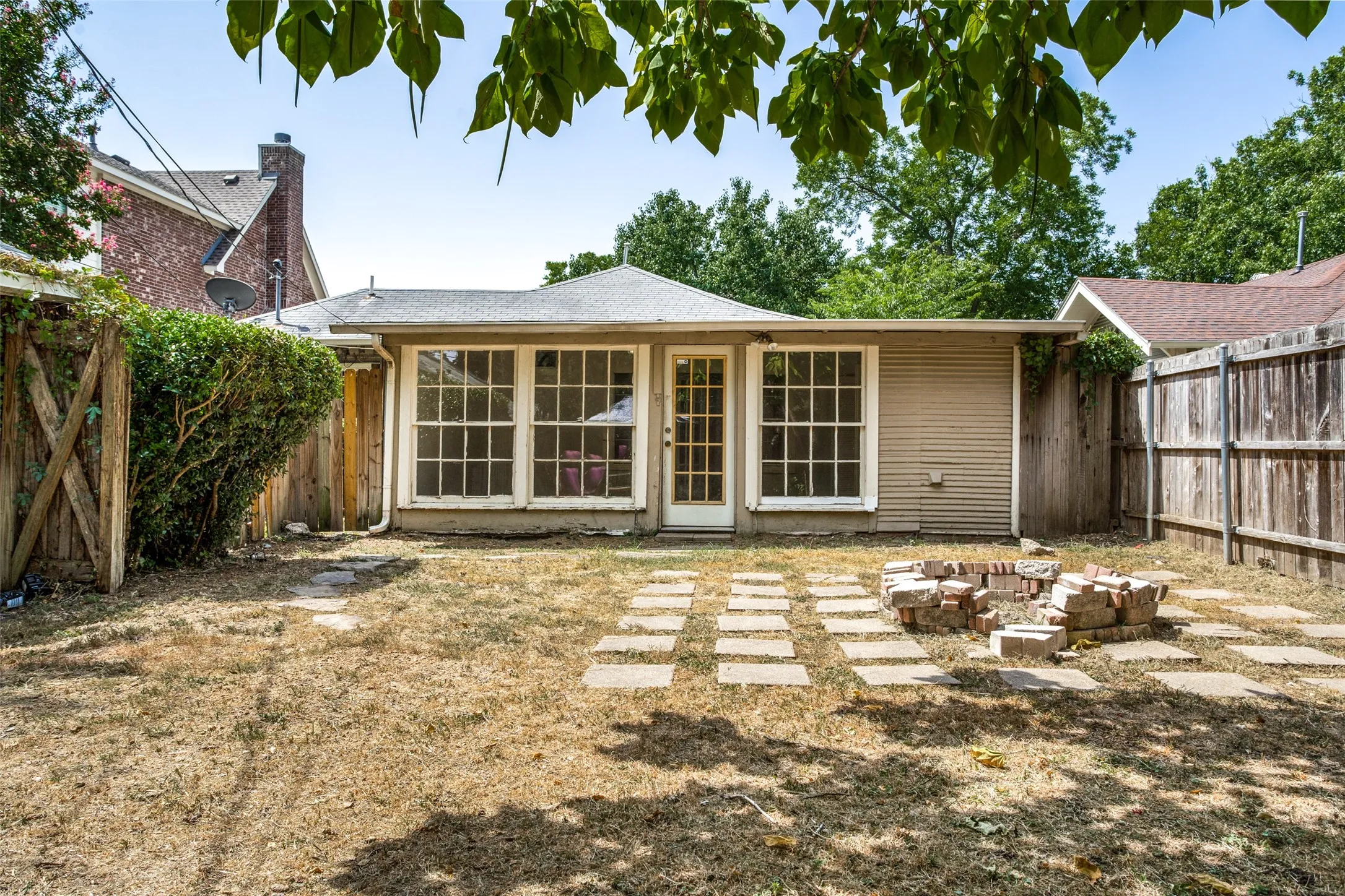Single Family Residence For Rent in Dallas County , 5415 Bonita Avenue, Dallas, Texas 75206, 3 Bedroom, 3 Bathroom, 2 Garage spaces, 1,722 Sqft, built in 1940, mls#21384789, Real Estate Agent in Dallas, Homes For Rent in Dallas county, Homes For Rent in Dallas, Realtor in Dallas Texas, Real Estate Brokerage Independent Realty Texas, Luminita Cordes Realtor