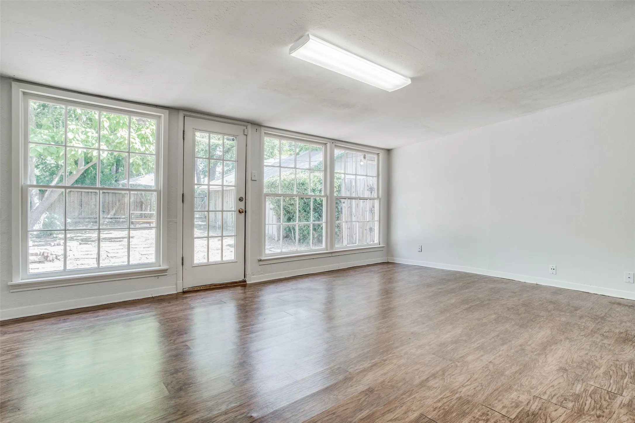 Single Family Residence For Rent in Dallas County , 5415 Bonita Avenue, Dallas, Texas 75206, 3 Bedroom, 3 Bathroom, 2 Garage spaces, 1,722 Sqft, built in 1940, mls#21384789, Real Estate Agent in Dallas, Homes For Rent in Dallas county, Homes For Rent in Dallas, Realtor in Dallas Texas, Real Estate Brokerage Independent Realty Texas, Luminita Cordes Realtor