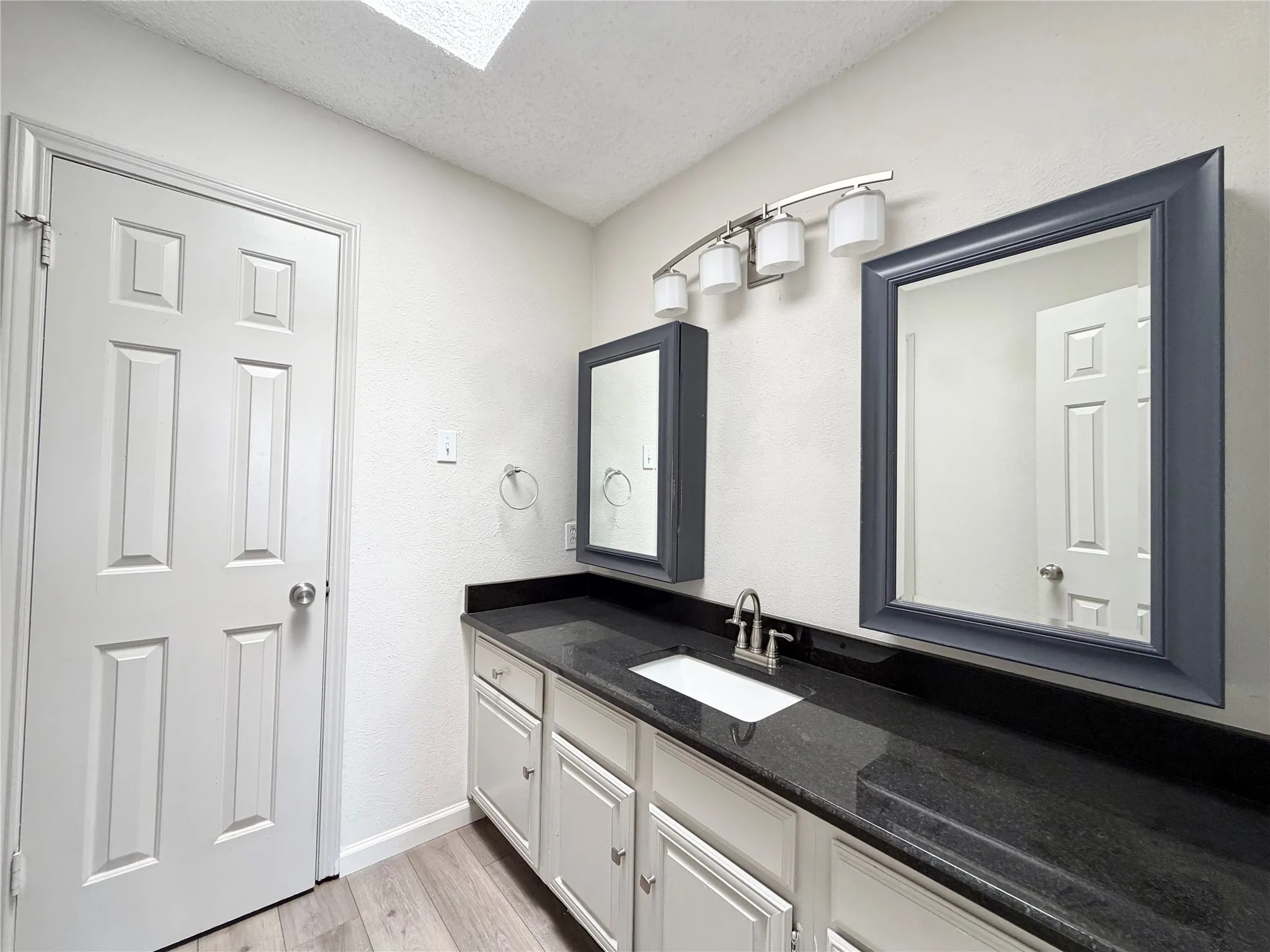 Condominium For Rent in Dallas County , 3635 Garden Brook Drive 2400, Farmers Branch, Texas 75234, 1 Bedroom, 2 Bathroom, Garage spaces, 919 Sqft, built in 1983, mls#21385048, Real Estate Agent in Farmers Branch, Homes For Rent in Dallas county, Homes For Rent in Farmers Branch, Realtor in Farmers Branch Texas, Real Estate Brokerage Independent Realty Texas, Luminita Cordes Realtor