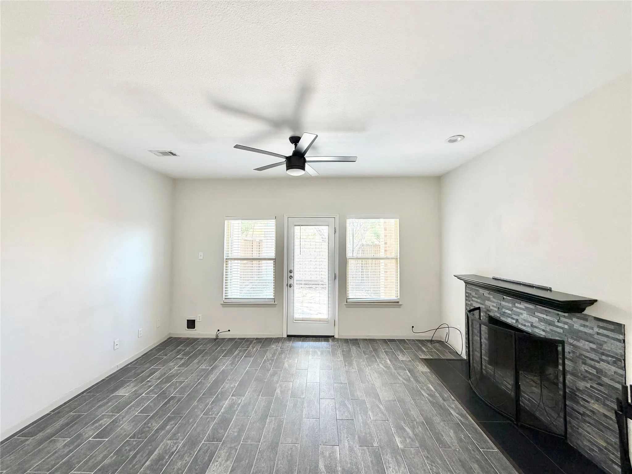 Condominium For Rent in Dallas County , 3635 Garden Brook Drive 2400, Farmers Branch, Texas 75234, 1 Bedroom, 2 Bathroom, Garage spaces, 919 Sqft, built in 1983, mls#21385048, Real Estate Agent in Farmers Branch, Homes For Rent in Dallas county, Homes For Rent in Farmers Branch, Realtor in Farmers Branch Texas, Real Estate Brokerage Independent Realty Texas, Luminita Cordes Realtor