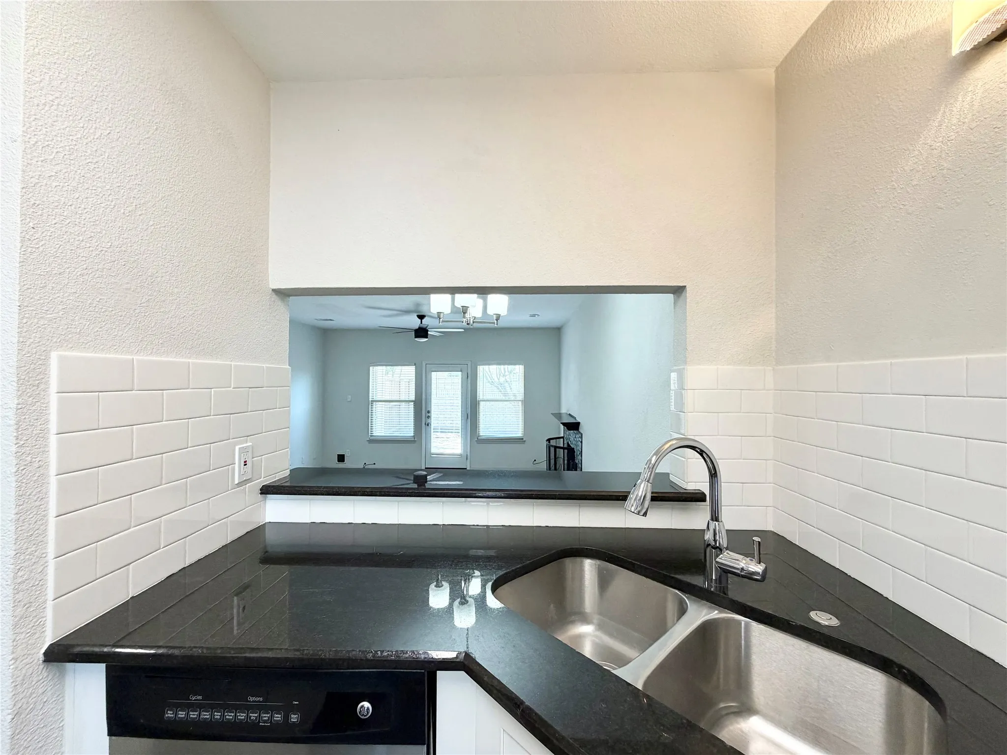 Condominium For Rent in Dallas County , 3635 Garden Brook Drive 2400, Farmers Branch, Texas 75234, 1 Bedroom, 2 Bathroom, Garage spaces, 919 Sqft, built in 1983, mls#21385048, Real Estate Agent in Farmers Branch, Homes For Rent in Dallas county, Homes For Rent in Farmers Branch, Realtor in Farmers Branch Texas, Real Estate Brokerage Independent Realty Texas, Luminita Cordes Realtor