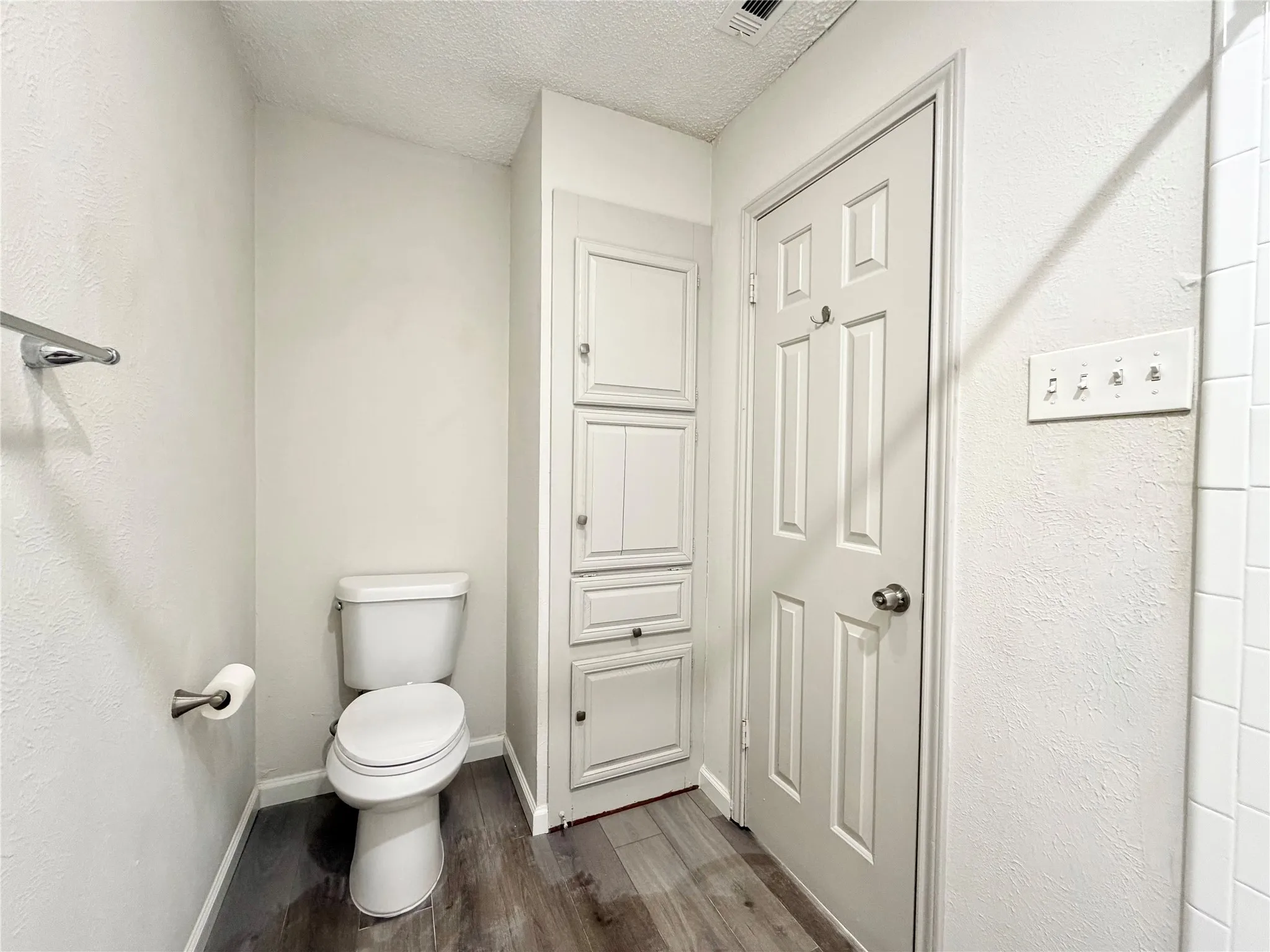 Condominium For Rent in Dallas County , 3635 Garden Brook Drive 2400, Farmers Branch, Texas 75234, 1 Bedroom, 2 Bathroom, Garage spaces, 919 Sqft, built in 1983, mls#21385048, Real Estate Agent in Farmers Branch, Homes For Rent in Dallas county, Homes For Rent in Farmers Branch, Realtor in Farmers Branch Texas, Real Estate Brokerage Independent Realty Texas, Luminita Cordes Realtor