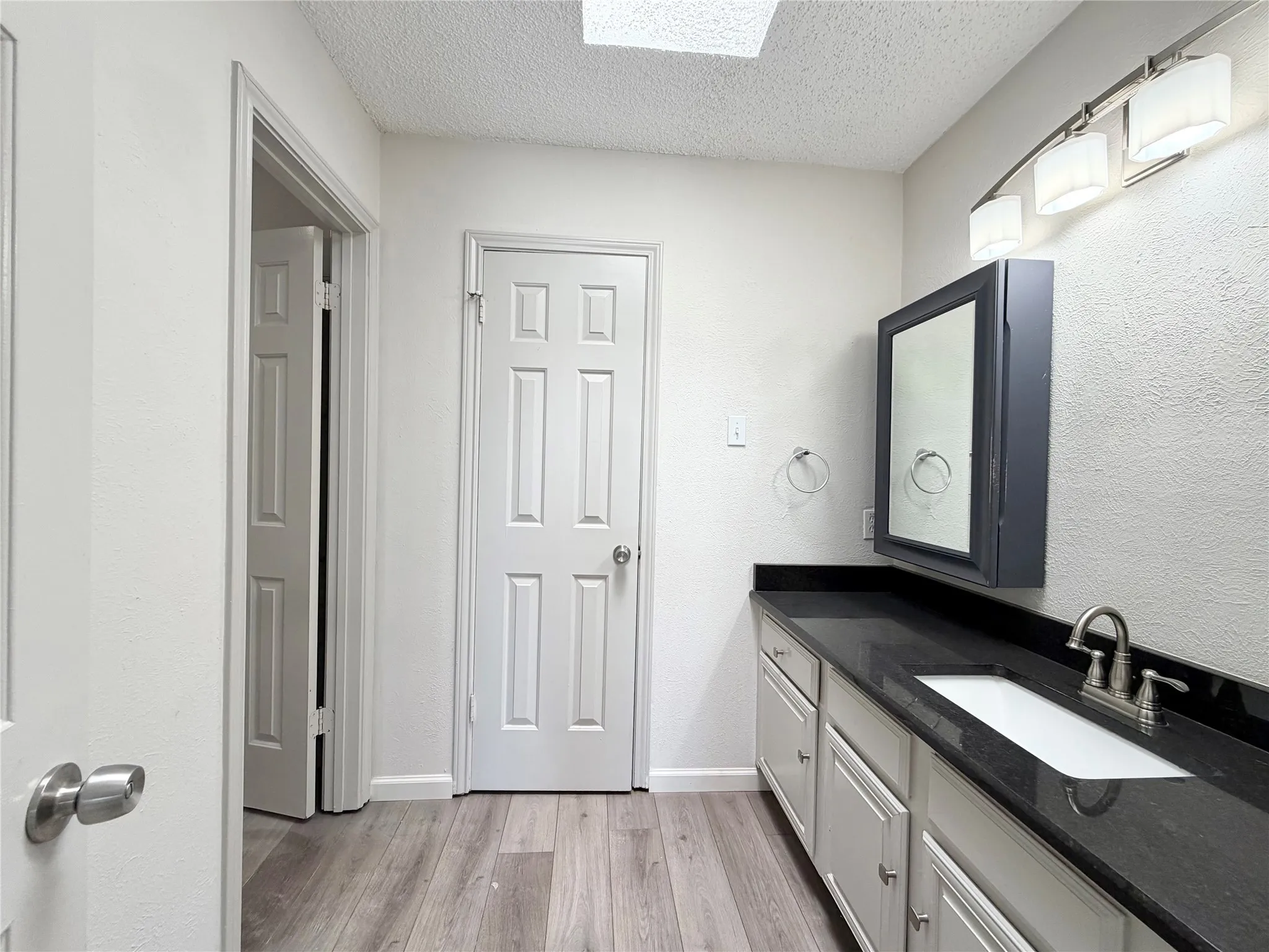 Condominium For Rent in Dallas County , 3635 Garden Brook Drive 2400, Farmers Branch, Texas 75234, 1 Bedroom, 2 Bathroom, Garage spaces, 919 Sqft, built in 1983, mls#21385048, Real Estate Agent in Farmers Branch, Homes For Rent in Dallas county, Homes For Rent in Farmers Branch, Realtor in Farmers Branch Texas, Real Estate Brokerage Independent Realty Texas, Luminita Cordes Realtor