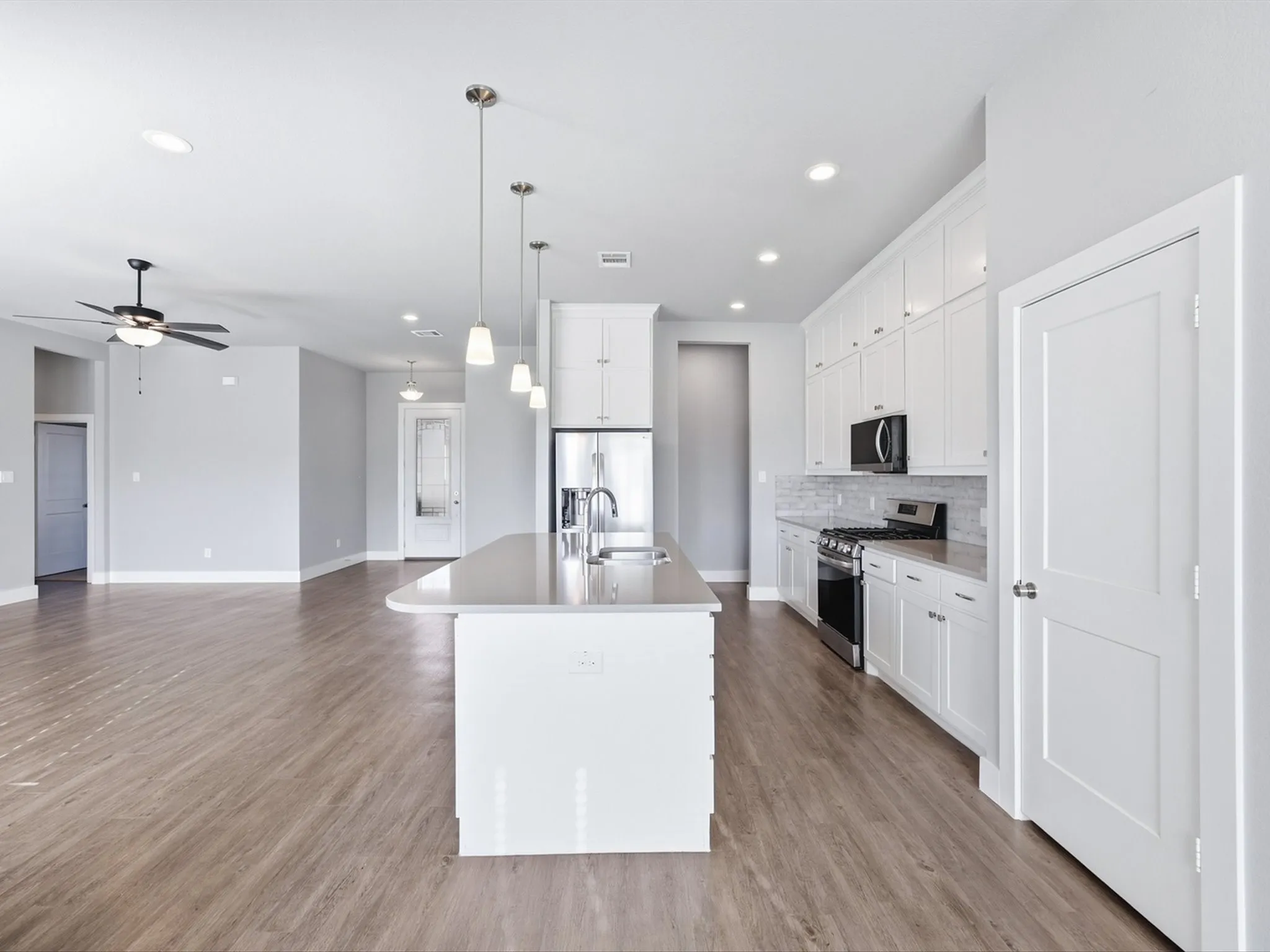 Single Family Residence For Sale in Ellis County , 1301 Carnoustie Drive, Ennis, Texas 75119, 4 Bedroom, 3 Bathroom, 2 Garage spaces, 2,295 Sqft, built in 2021, mls#21384400, Real Estate Agent in Ennis, Homes For Sale in Ellis county, Homes For Sale in Ennis, Realtor in Ennis Texas, Real Estate Brokerage Independent Realty Texas, Luminita Cordes Realtor