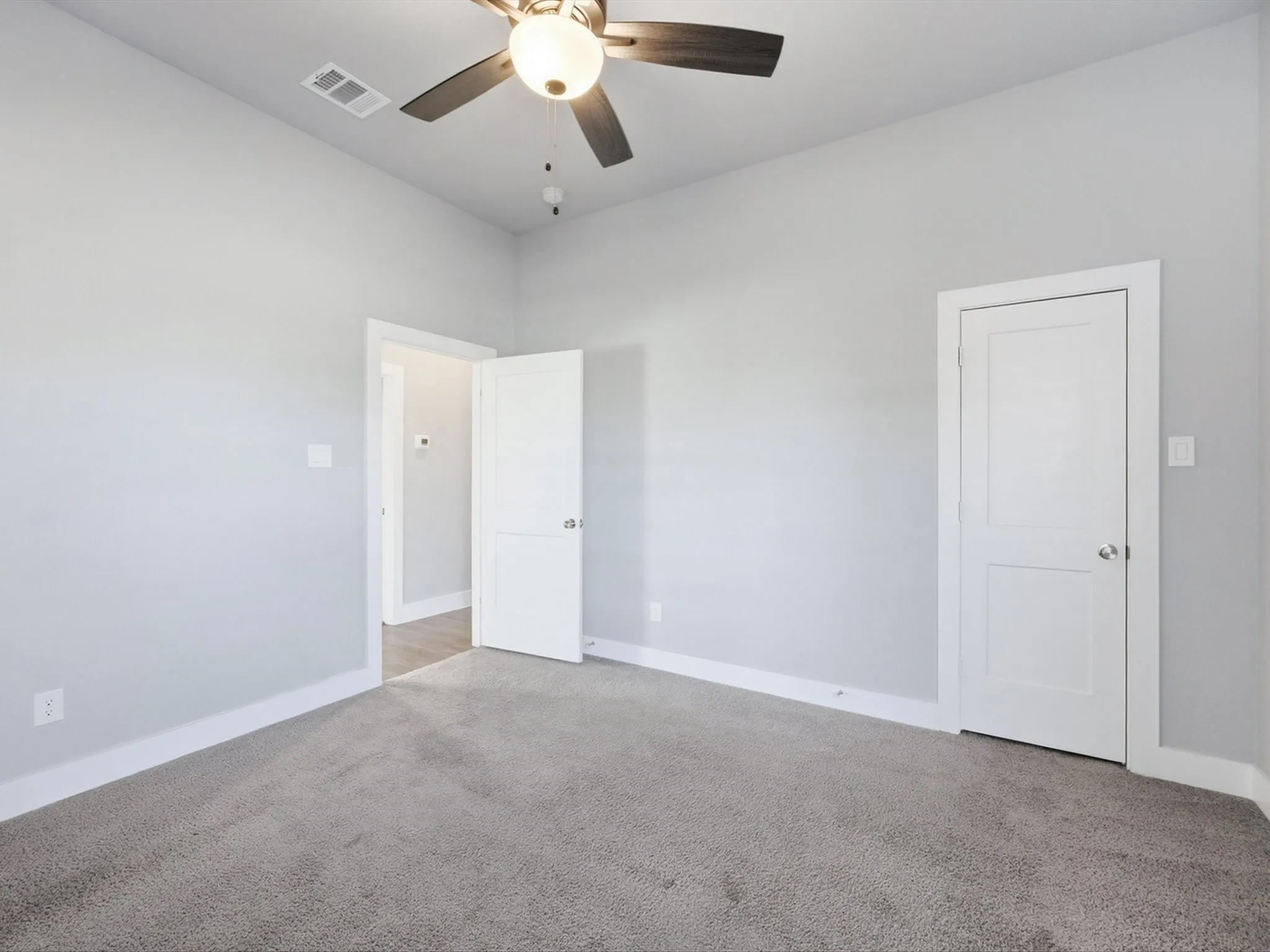 Single Family Residence For Sale in Ellis County , 1301 Carnoustie Drive, Ennis, Texas 75119, 4 Bedroom, 3 Bathroom, 2 Garage spaces, 2,295 Sqft, built in 2021, mls#21384400, Real Estate Agent in Ennis, Homes For Sale in Ellis county, Homes For Sale in Ennis, Realtor in Ennis Texas, Real Estate Brokerage Independent Realty Texas, Luminita Cordes Realtor