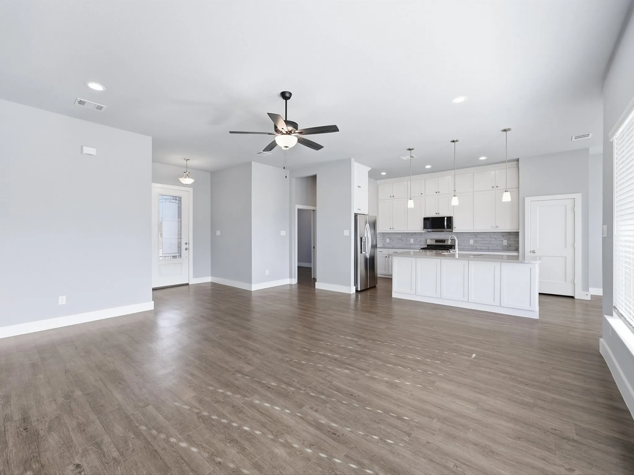 Single Family Residence For Sale in Ellis County , 1301 Carnoustie Drive, Ennis, Texas 75119, 4 Bedroom, 3 Bathroom, 2 Garage spaces, 2,295 Sqft, built in 2021, mls#21384400, Real Estate Agent in Ennis, Homes For Sale in Ellis county, Homes For Sale in Ennis, Realtor in Ennis Texas, Real Estate Brokerage Independent Realty Texas, Luminita Cordes Realtor