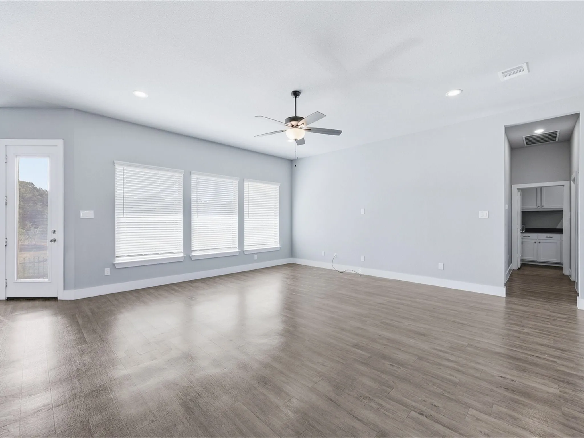 Single Family Residence For Sale in Ellis County , 1301 Carnoustie Drive, Ennis, Texas 75119, 4 Bedroom, 3 Bathroom, 2 Garage spaces, 2,295 Sqft, built in 2021, mls#21384400, Real Estate Agent in Ennis, Homes For Sale in Ellis county, Homes For Sale in Ennis, Realtor in Ennis Texas, Real Estate Brokerage Independent Realty Texas, Luminita Cordes Realtor