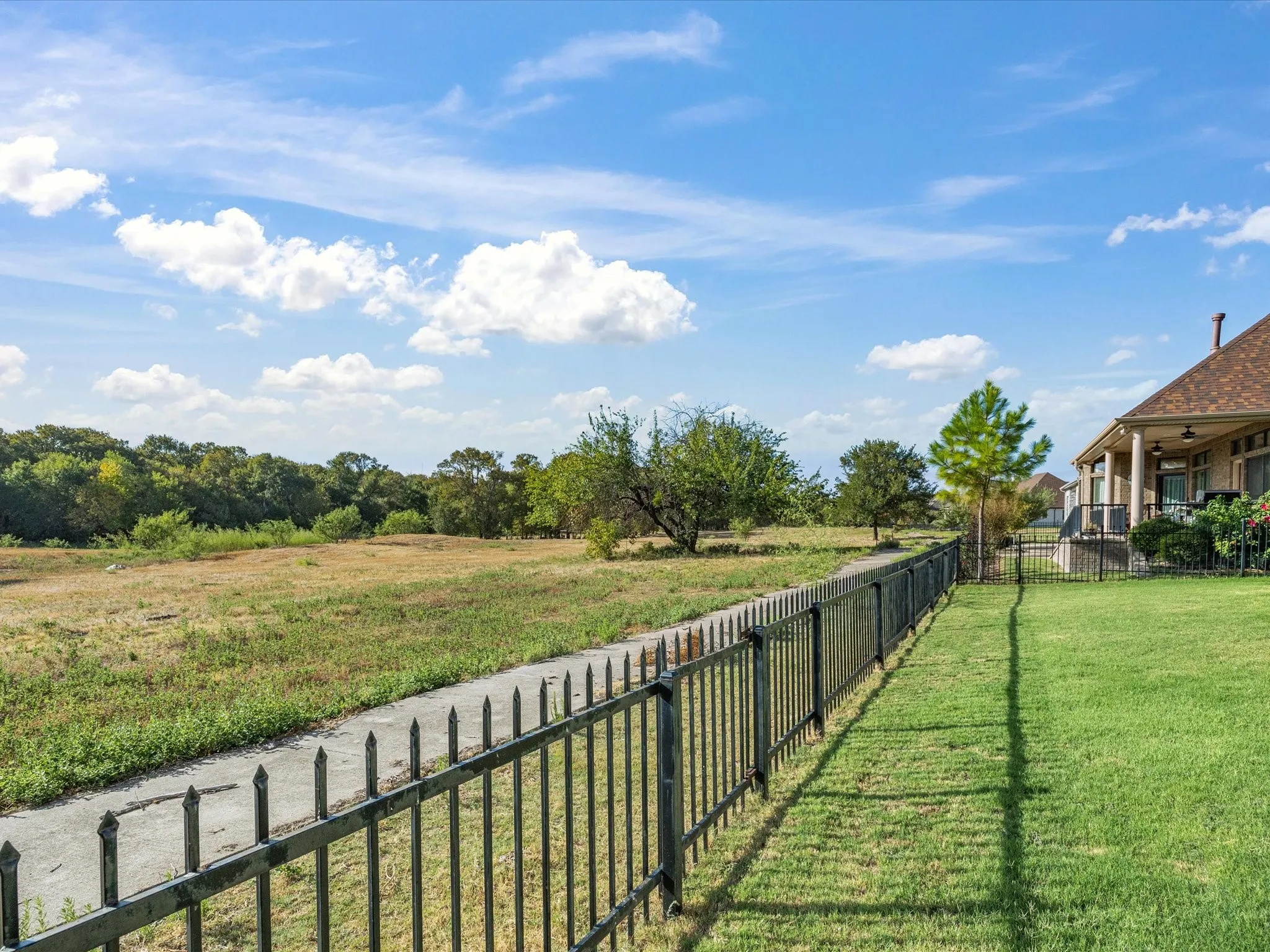 Single Family Residence For Sale in Ellis County , 1301 Carnoustie Drive, Ennis, Texas 75119, 4 Bedroom, 3 Bathroom, 2 Garage spaces, 2,295 Sqft, built in 2021, mls#21384400, Real Estate Agent in Ennis, Homes For Sale in Ellis county, Homes For Sale in Ennis, Realtor in Ennis Texas, Real Estate Brokerage Independent Realty Texas, Luminita Cordes Realtor