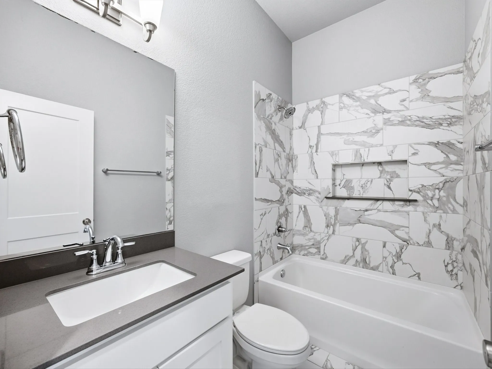 Single Family Residence For Sale in Ellis County , 1301 Carnoustie Drive, Ennis, Texas 75119, 4 Bedroom, 3 Bathroom, 2 Garage spaces, 2,295 Sqft, built in 2021, mls#21384400, Real Estate Agent in Ennis, Homes For Sale in Ellis county, Homes For Sale in Ennis, Realtor in Ennis Texas, Real Estate Brokerage Independent Realty Texas, Luminita Cordes Realtor