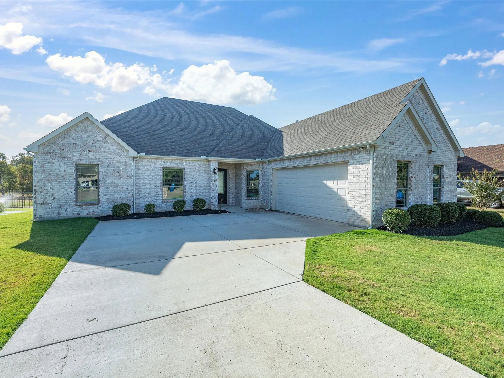 Single Family Residence For Sale in Ellis County , 1301 Carnoustie Drive, Ennis, Texas 75119, 4 Bedroom, 3 Bathroom, 2 Garage spaces, 2,295 Sqft, built in 2021, mls#21384400, Real Estate Agent in Ennis, Homes For Sale in Ellis county, Homes For Sale in Ennis, Realtor in Ennis Texas, Real Estate Brokerage Independent Realty Texas, Luminita Cordes Realtor
