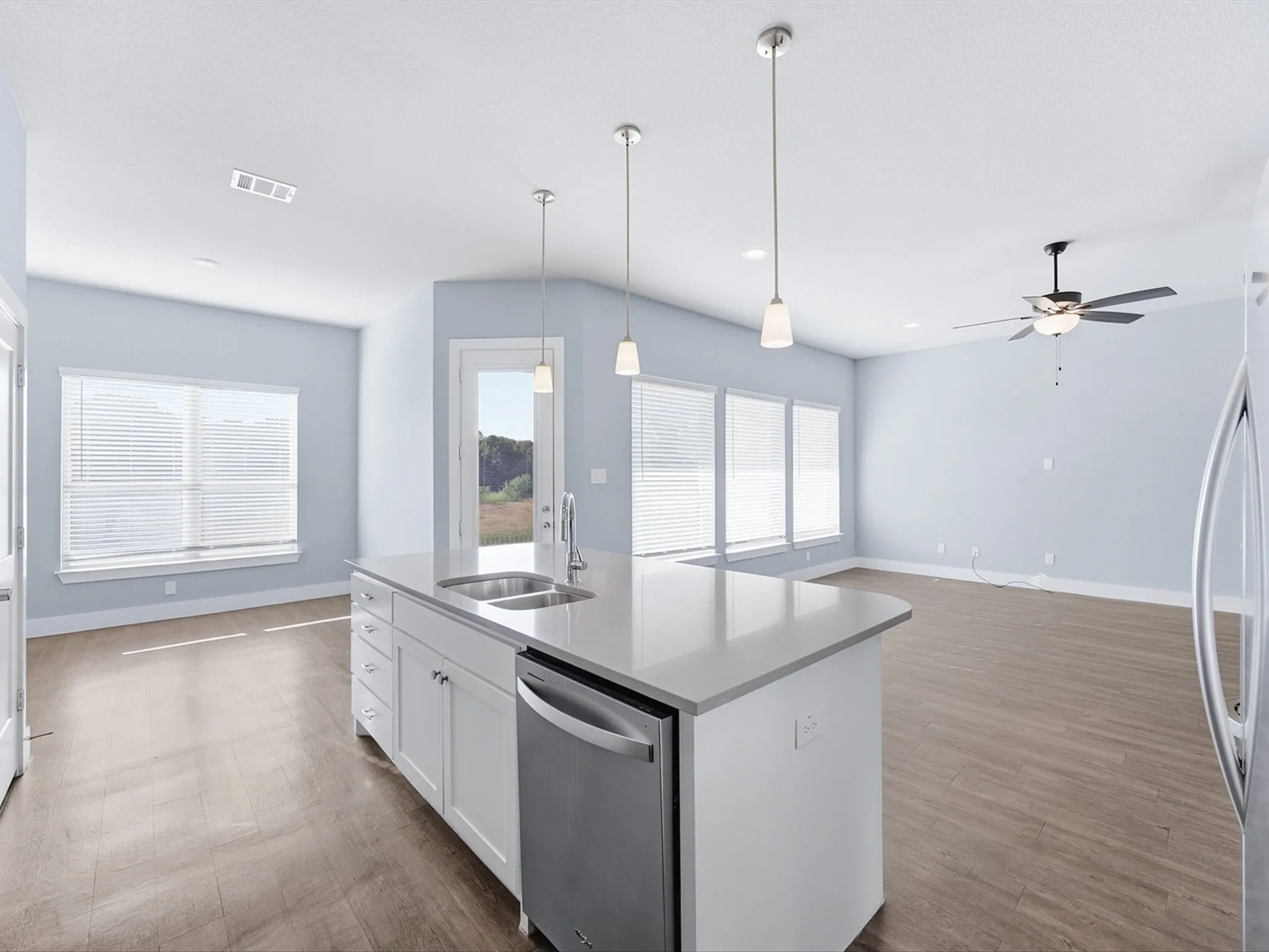 Single Family Residence For Sale in Ellis County , 1301 Carnoustie Drive, Ennis, Texas 75119, 4 Bedroom, 3 Bathroom, 2 Garage spaces, 2,295 Sqft, built in 2021, mls#21384400, Real Estate Agent in Ennis, Homes For Sale in Ellis county, Homes For Sale in Ennis, Realtor in Ennis Texas, Real Estate Brokerage Independent Realty Texas, Luminita Cordes Realtor