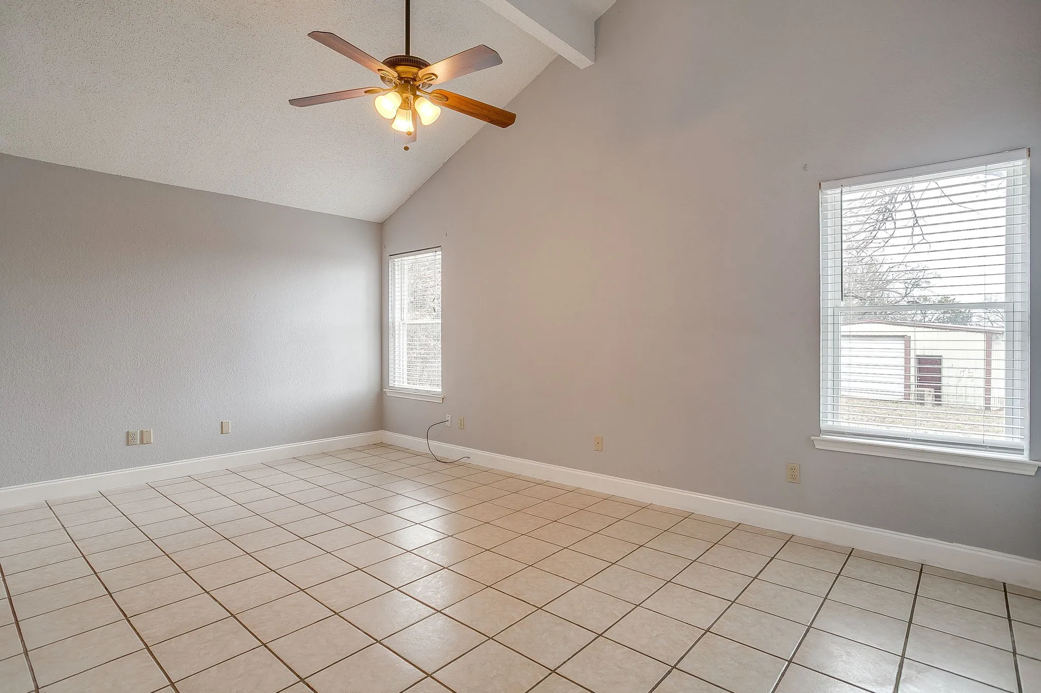 Single Family Residence For Sale in Johnson County , 8129 County Road 804, Burleson, Texas 76028, 3 Bedroom, 3 Bathroom, 2 Garage spaces, 2,113 Sqft, built in 1991, mls#21385069, Real Estate Agent in Burleson, Homes For Sale in Johnson county, Homes For Sale in Burleson, Realtor in Burleson Texas, Real Estate Brokerage Independent Realty Texas, Luminita Cordes Realtor