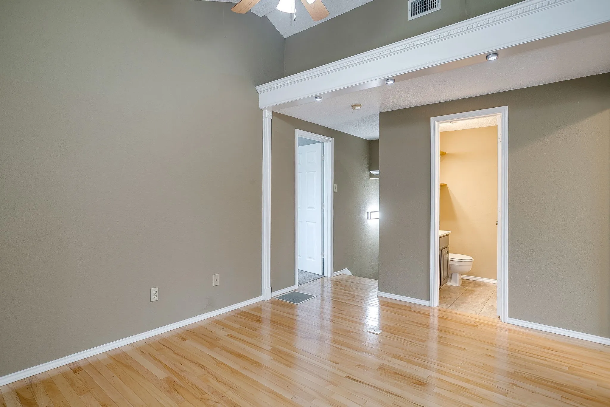 Single Family Residence For Sale in Johnson County , 8129 County Road 804, Burleson, Texas 76028, 3 Bedroom, 3 Bathroom, 2 Garage spaces, 2,113 Sqft, built in 1991, mls#21385069, Real Estate Agent in Burleson, Homes For Sale in Johnson county, Homes For Sale in Burleson, Realtor in Burleson Texas, Real Estate Brokerage Independent Realty Texas, Luminita Cordes Realtor