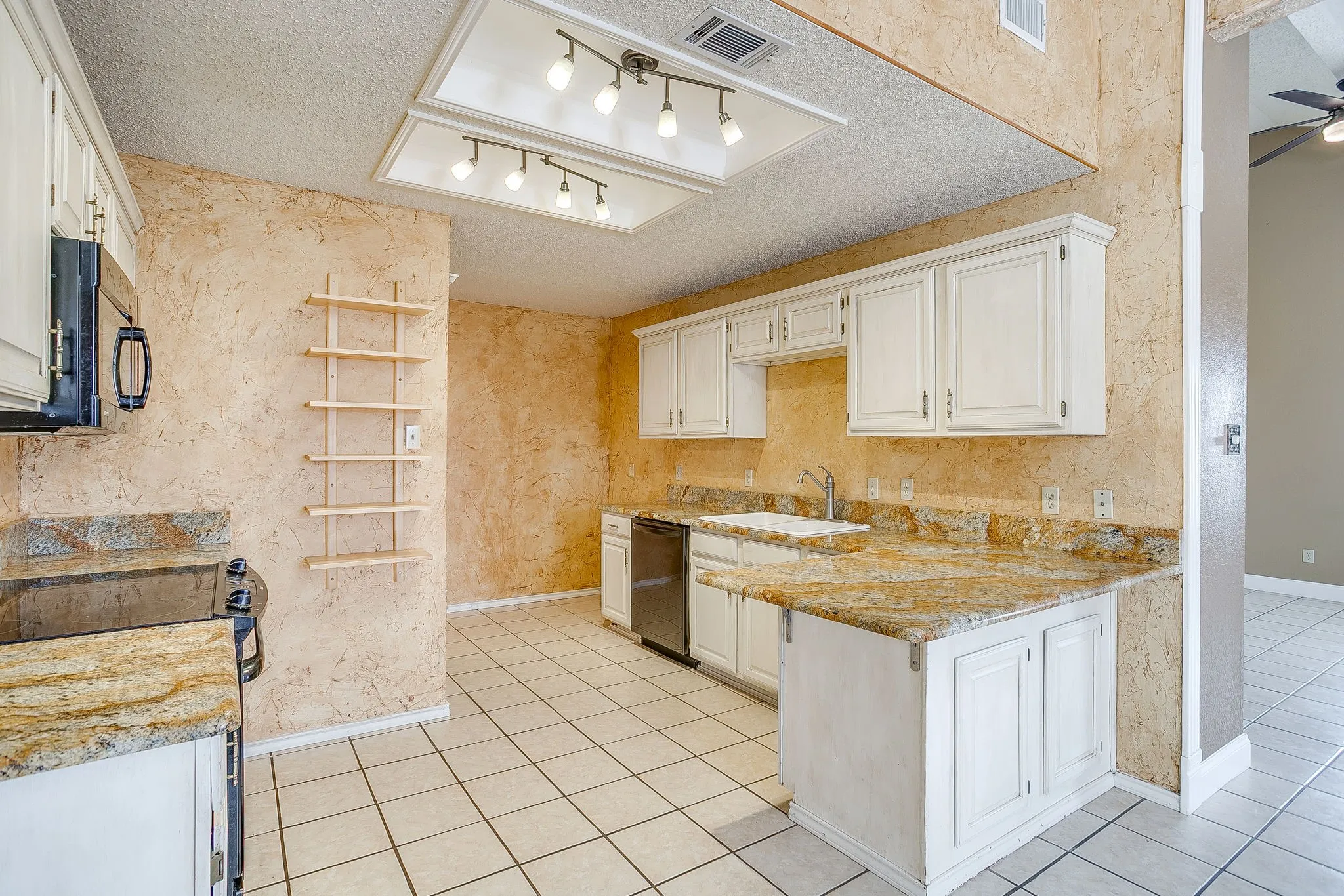 Single Family Residence For Sale in Johnson County , 8129 County Road 804, Burleson, Texas 76028, 3 Bedroom, 3 Bathroom, 2 Garage spaces, 2,113 Sqft, built in 1991, mls#21385069, Real Estate Agent in Burleson, Homes For Sale in Johnson county, Homes For Sale in Burleson, Realtor in Burleson Texas, Real Estate Brokerage Independent Realty Texas, Luminita Cordes Realtor