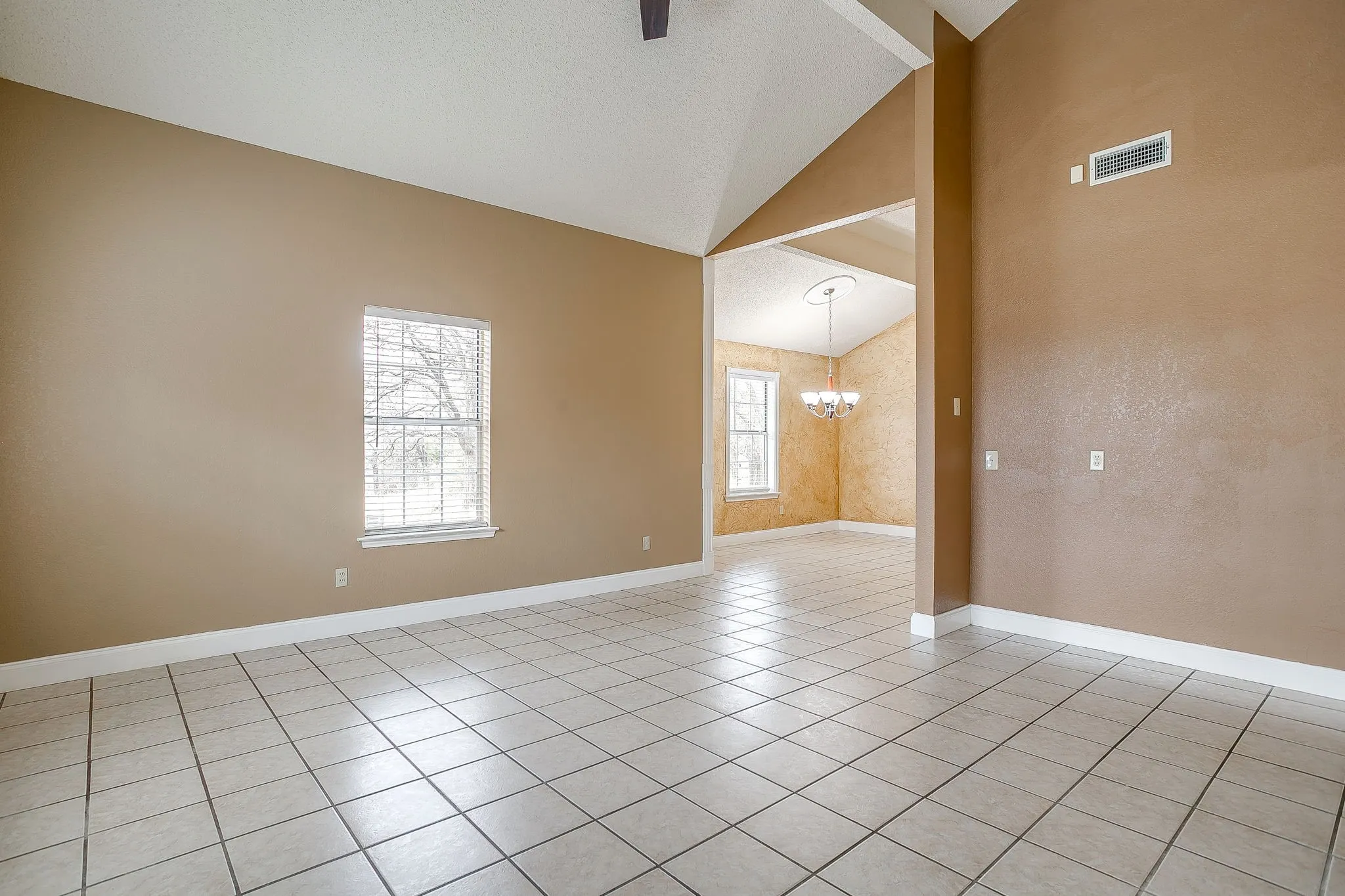 Single Family Residence For Sale in Johnson County , 8129 County Road 804, Burleson, Texas 76028, 3 Bedroom, 3 Bathroom, 2 Garage spaces, 2,113 Sqft, built in 1991, mls#21385069, Real Estate Agent in Burleson, Homes For Sale in Johnson county, Homes For Sale in Burleson, Realtor in Burleson Texas, Real Estate Brokerage Independent Realty Texas, Luminita Cordes Realtor
