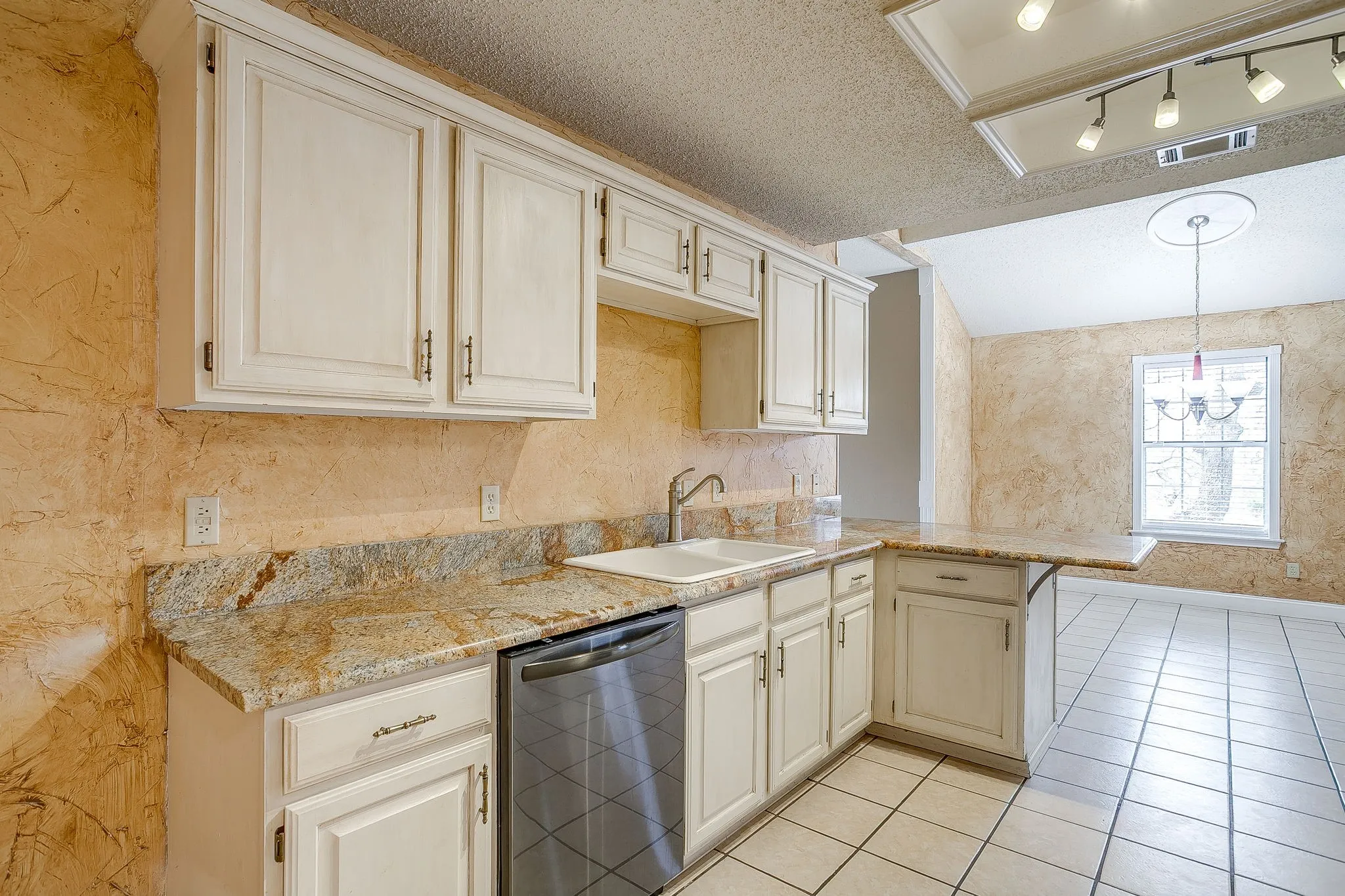 Single Family Residence For Sale in Johnson County , 8129 County Road 804, Burleson, Texas 76028, 3 Bedroom, 3 Bathroom, 2 Garage spaces, 2,113 Sqft, built in 1991, mls#21385069, Real Estate Agent in Burleson, Homes For Sale in Johnson county, Homes For Sale in Burleson, Realtor in Burleson Texas, Real Estate Brokerage Independent Realty Texas, Luminita Cordes Realtor