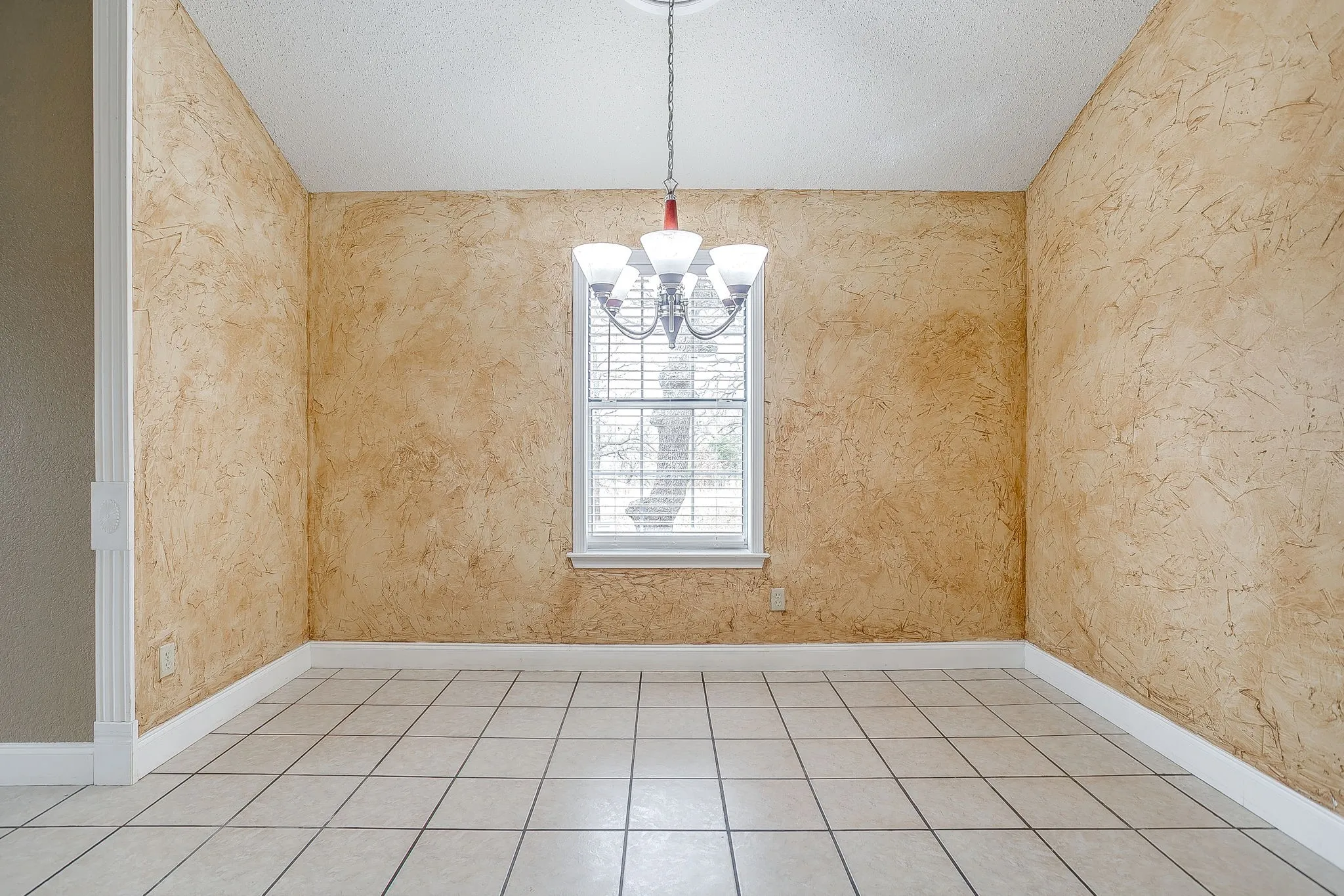 Single Family Residence For Sale in Johnson County , 8129 County Road 804, Burleson, Texas 76028, 3 Bedroom, 3 Bathroom, 2 Garage spaces, 2,113 Sqft, built in 1991, mls#21385069, Real Estate Agent in Burleson, Homes For Sale in Johnson county, Homes For Sale in Burleson, Realtor in Burleson Texas, Real Estate Brokerage Independent Realty Texas, Luminita Cordes Realtor