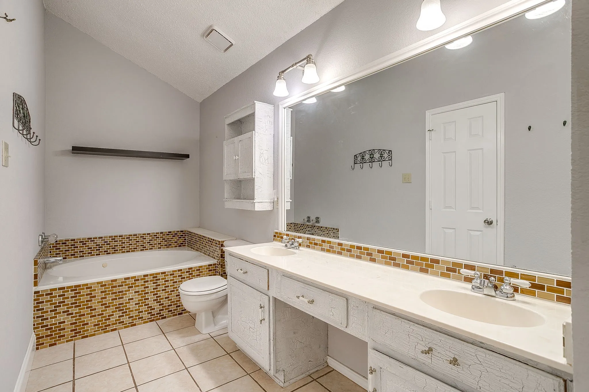 Single Family Residence For Sale in Johnson County , 8129 County Road 804, Burleson, Texas 76028, 3 Bedroom, 3 Bathroom, 2 Garage spaces, 2,113 Sqft, built in 1991, mls#21385069, Real Estate Agent in Burleson, Homes For Sale in Johnson county, Homes For Sale in Burleson, Realtor in Burleson Texas, Real Estate Brokerage Independent Realty Texas, Luminita Cordes Realtor