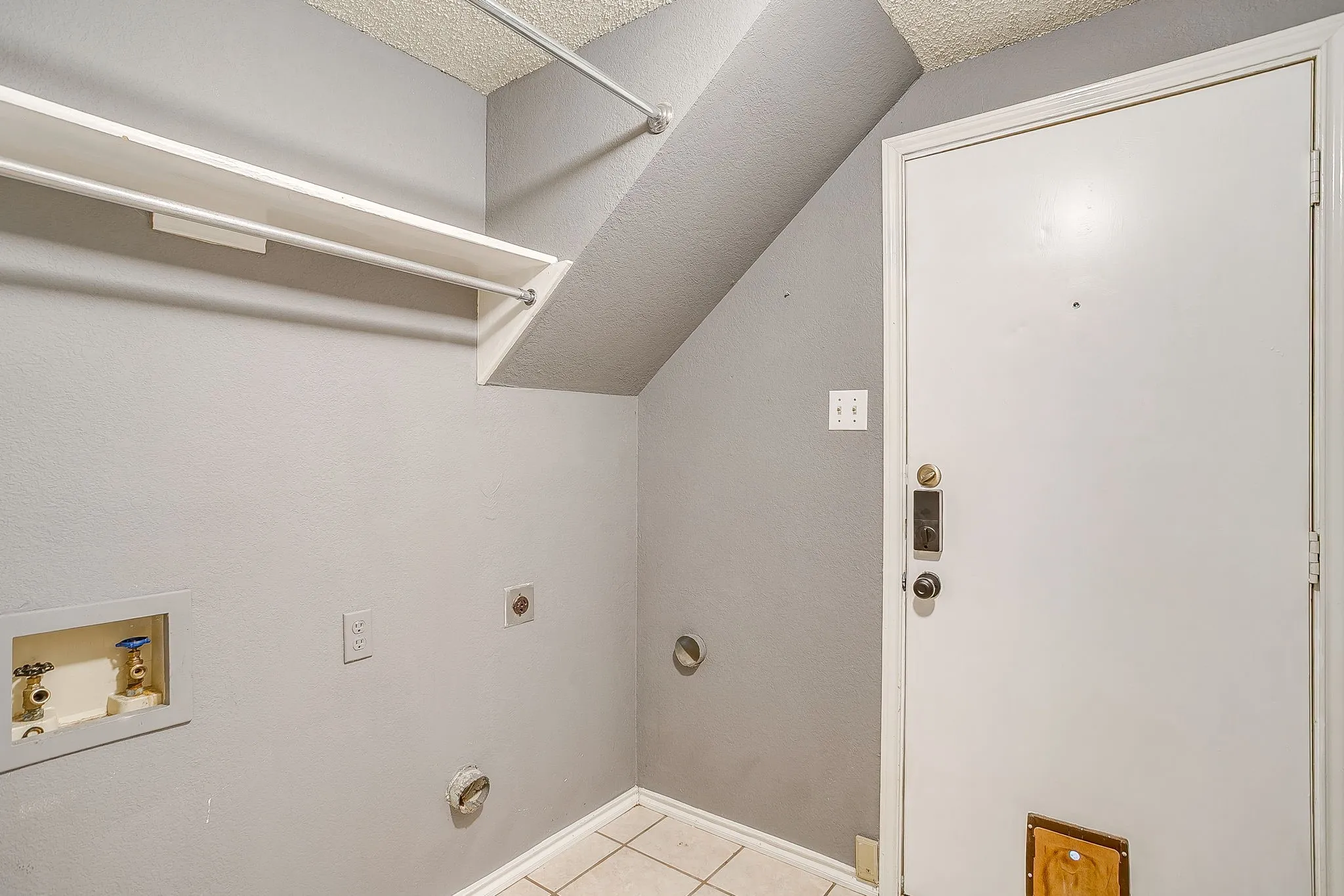 Single Family Residence For Sale in Johnson County , 8129 County Road 804, Burleson, Texas 76028, 3 Bedroom, 3 Bathroom, 2 Garage spaces, 2,113 Sqft, built in 1991, mls#21385069, Real Estate Agent in Burleson, Homes For Sale in Johnson county, Homes For Sale in Burleson, Realtor in Burleson Texas, Real Estate Brokerage Independent Realty Texas, Luminita Cordes Realtor