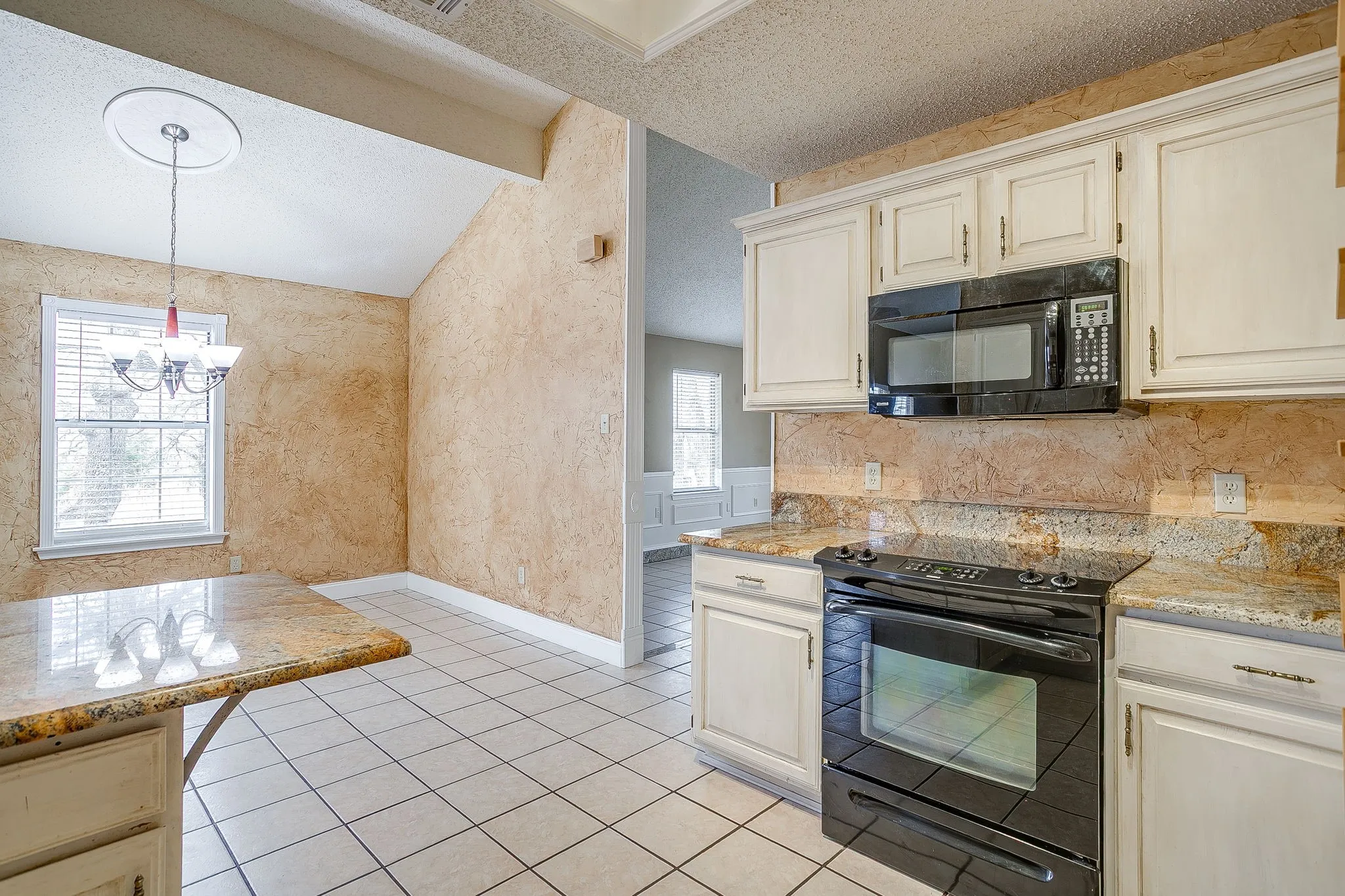 Single Family Residence For Sale in Johnson County , 8129 County Road 804, Burleson, Texas 76028, 3 Bedroom, 3 Bathroom, 2 Garage spaces, 2,113 Sqft, built in 1991, mls#21385069, Real Estate Agent in Burleson, Homes For Sale in Johnson county, Homes For Sale in Burleson, Realtor in Burleson Texas, Real Estate Brokerage Independent Realty Texas, Luminita Cordes Realtor