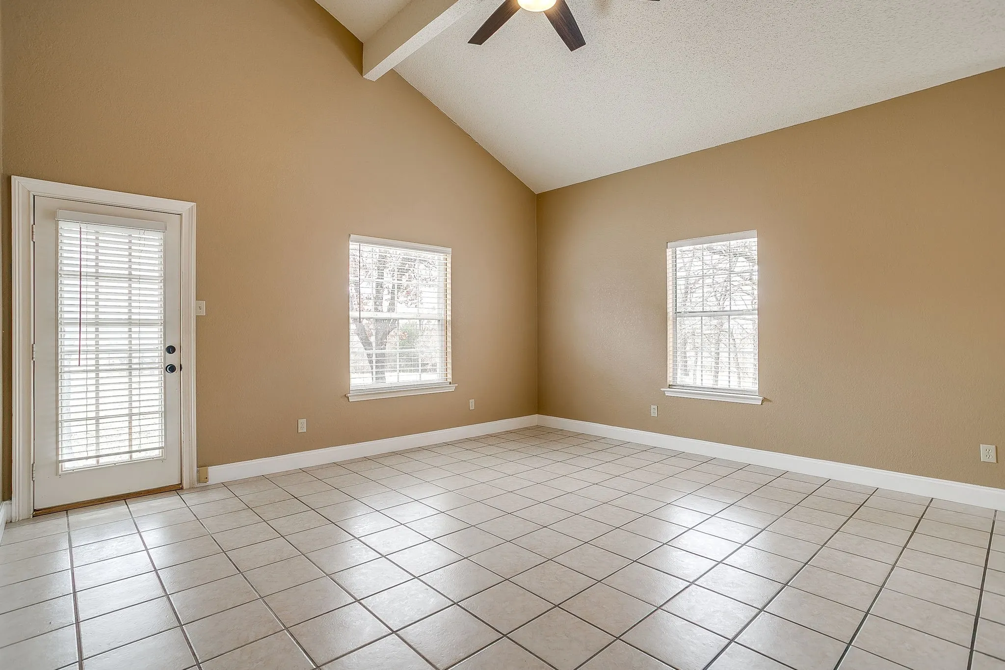 Single Family Residence For Sale in Johnson County , 8129 County Road 804, Burleson, Texas 76028, 3 Bedroom, 3 Bathroom, 2 Garage spaces, 2,113 Sqft, built in 1991, mls#21385069, Real Estate Agent in Burleson, Homes For Sale in Johnson county, Homes For Sale in Burleson, Realtor in Burleson Texas, Real Estate Brokerage Independent Realty Texas, Luminita Cordes Realtor