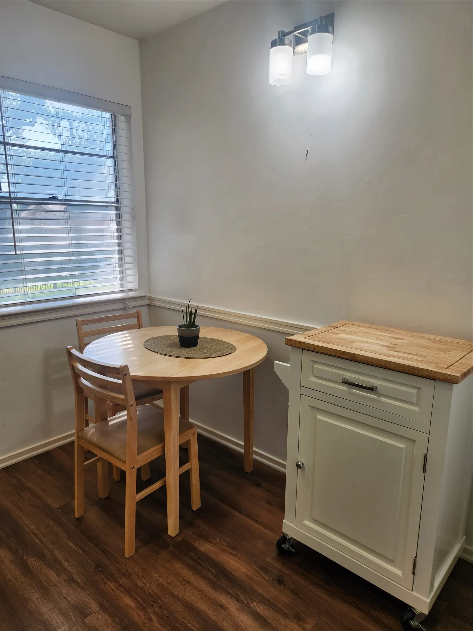 Condominium For Rent in Dallas County , 11304 Park Central Place B, Dallas, Texas 75230, 2 Bedroom, 2 Bathroom, Garage spaces, 1,056 Sqft, built in 1961, mls#21381473, Real Estate Agent in Dallas, Homes For Rent in Dallas county, Homes For Rent in Dallas, Realtor in Dallas Texas, Real Estate Brokerage Independent Realty Texas, Luminita Cordes Realtor