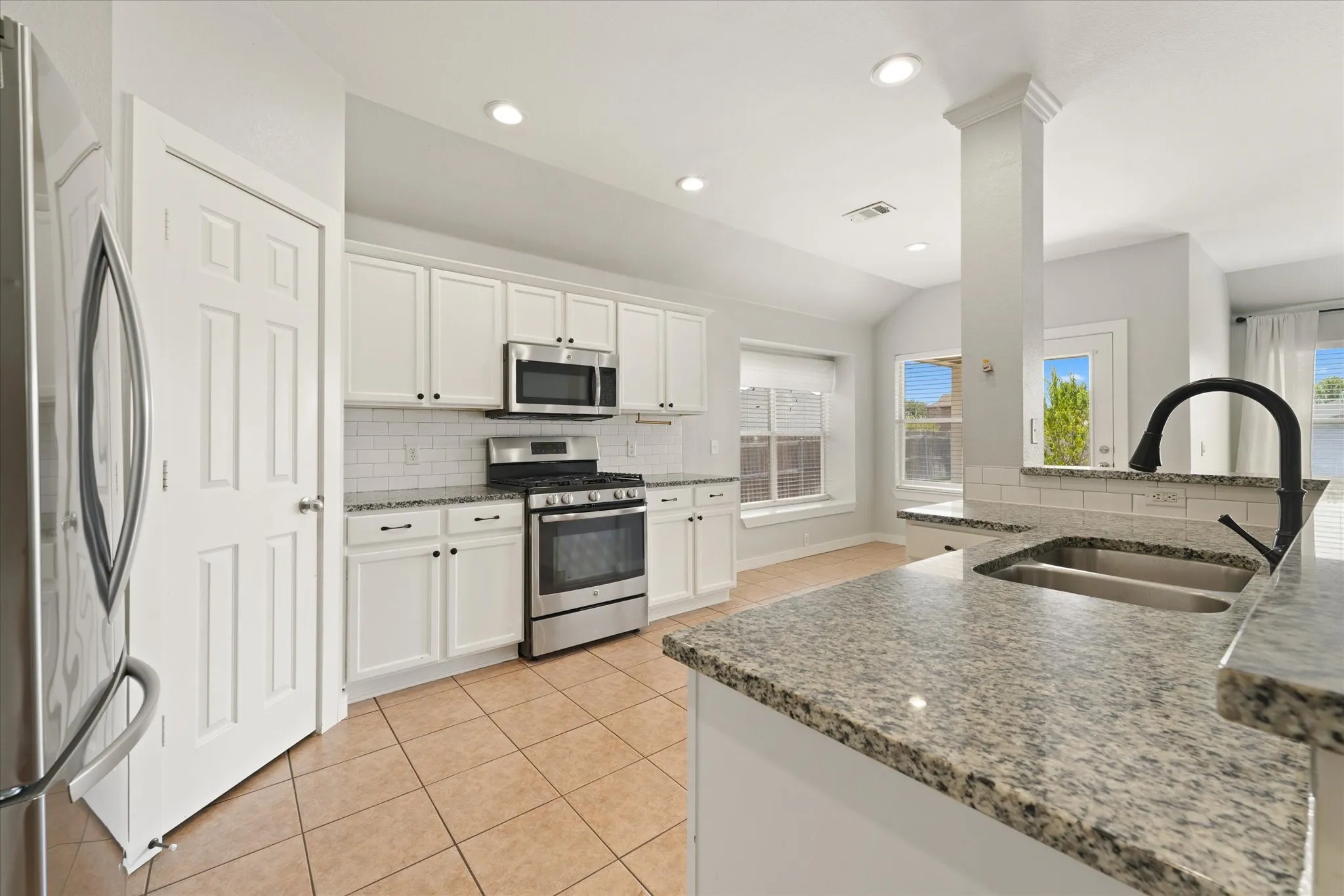 Single Family Residence For Rent in Tarrant County , 1008 Rosita Street, Arlington, Texas 76002, 3 Bedroom, 2 Bathroom, 2 Garage spaces, 1,791 Sqft, built in 2008, mls#21385071, Real Estate Agent in Arlington, Homes For Rent in Tarrant county, Homes For Rent in Arlington, Realtor in Arlington Texas, Real Estate Brokerage Independent Realty Texas, Luminita Cordes Realtor