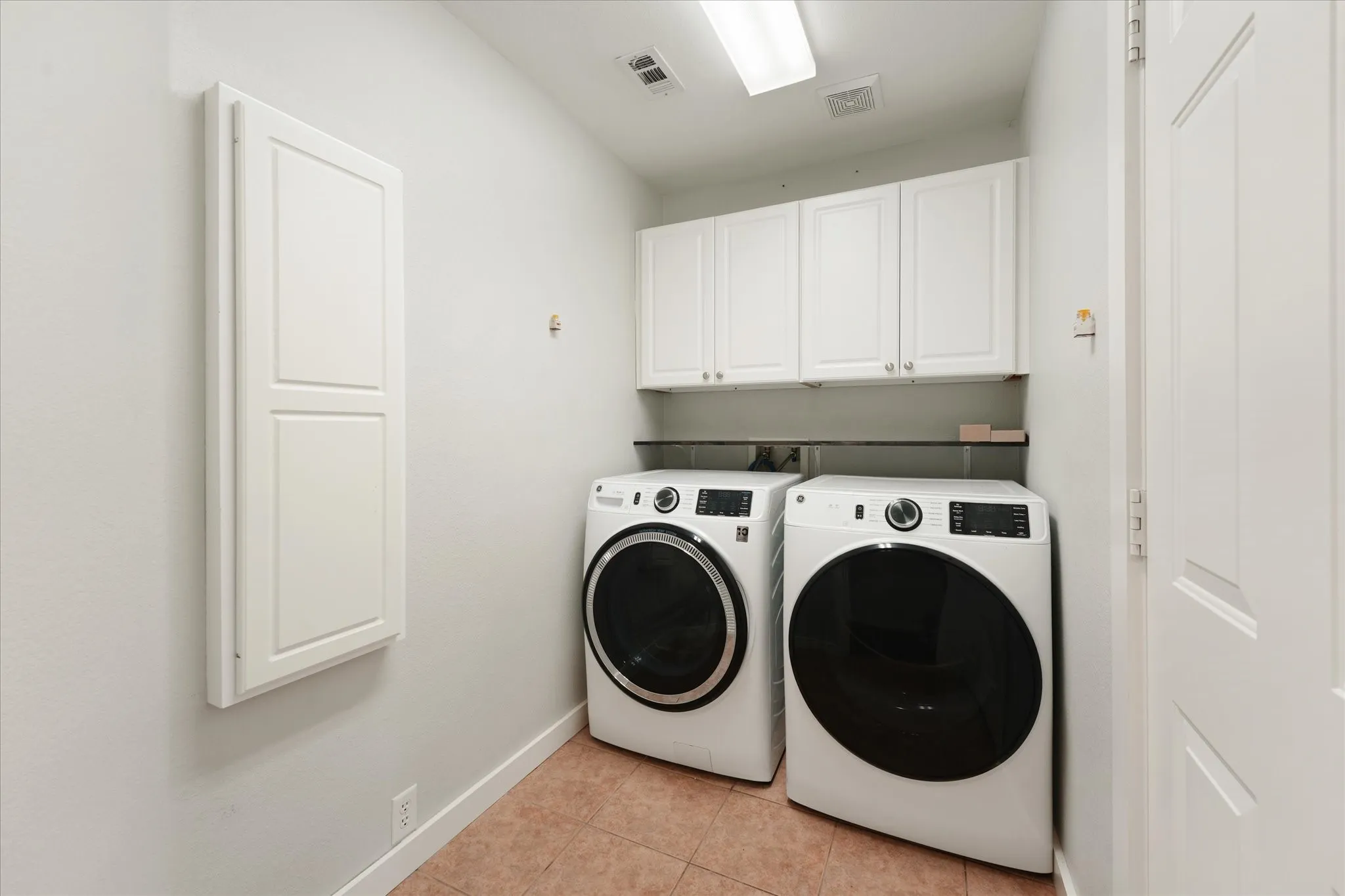 Single Family Residence For Rent in Tarrant County , 1008 Rosita Street, Arlington, Texas 76002, 3 Bedroom, 2 Bathroom, 2 Garage spaces, 1,791 Sqft, built in 2008, mls#21385071, Real Estate Agent in Arlington, Homes For Rent in Tarrant county, Homes For Rent in Arlington, Realtor in Arlington Texas, Real Estate Brokerage Independent Realty Texas, Luminita Cordes Realtor