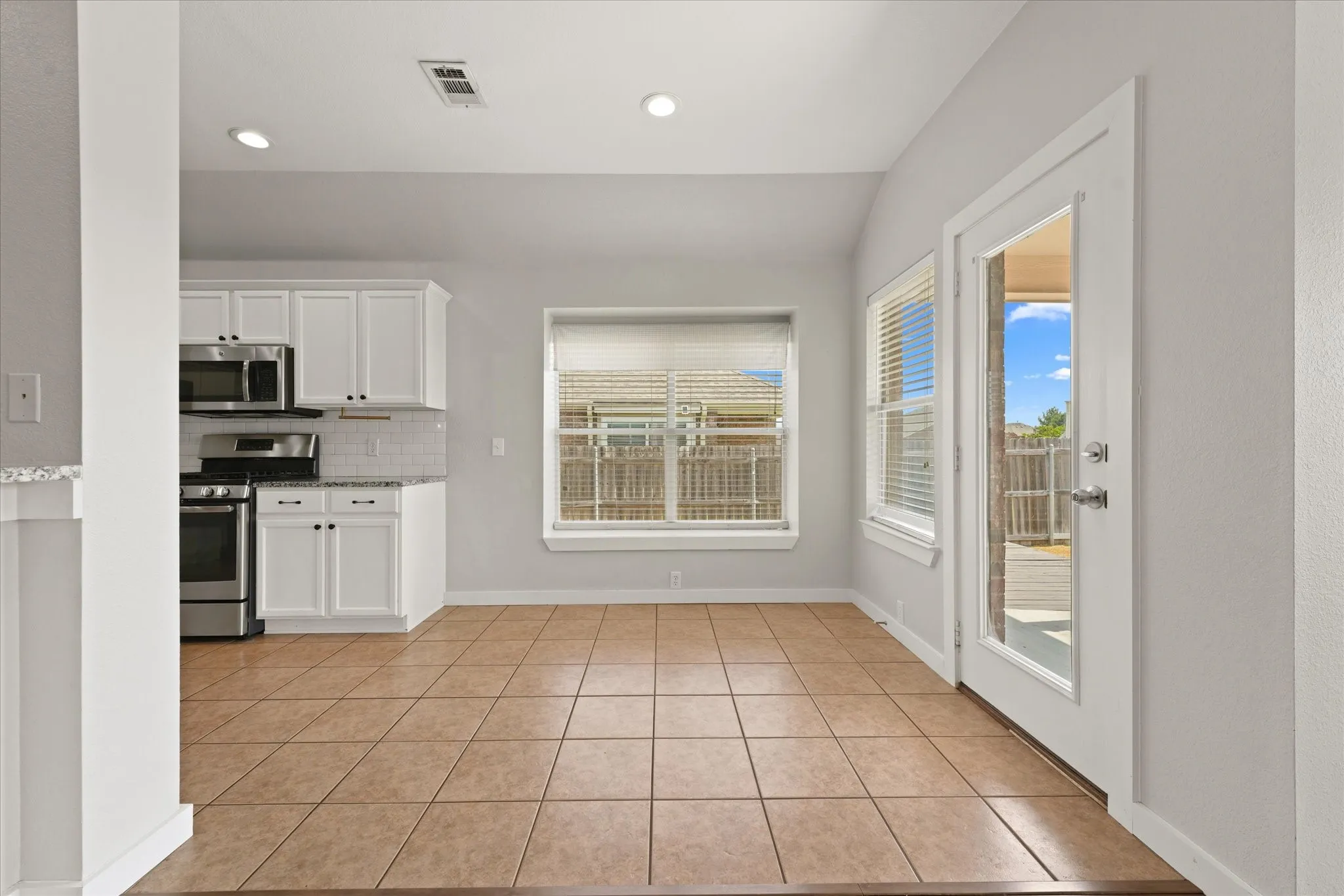 Single Family Residence For Rent in Tarrant County , 1008 Rosita Street, Arlington, Texas 76002, 3 Bedroom, 2 Bathroom, 2 Garage spaces, 1,791 Sqft, built in 2008, mls#21385071, Real Estate Agent in Arlington, Homes For Rent in Tarrant county, Homes For Rent in Arlington, Realtor in Arlington Texas, Real Estate Brokerage Independent Realty Texas, Luminita Cordes Realtor
