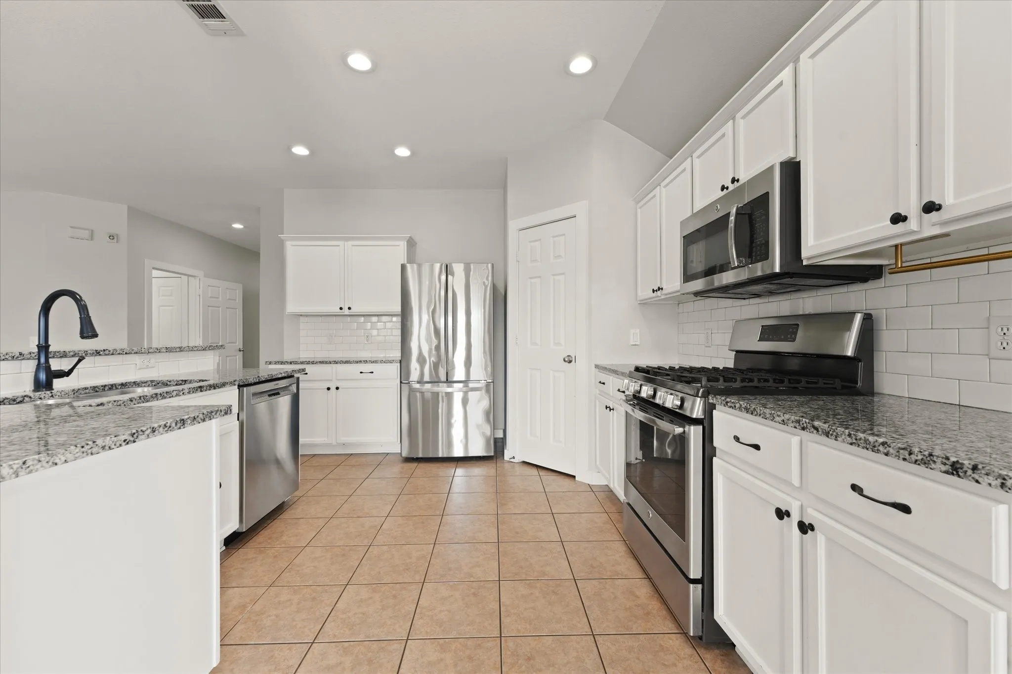 Single Family Residence For Rent in Tarrant County , 1008 Rosita Street, Arlington, Texas 76002, 3 Bedroom, 2 Bathroom, 2 Garage spaces, 1,791 Sqft, built in 2008, mls#21385071, Real Estate Agent in Arlington, Homes For Rent in Tarrant county, Homes For Rent in Arlington, Realtor in Arlington Texas, Real Estate Brokerage Independent Realty Texas, Luminita Cordes Realtor