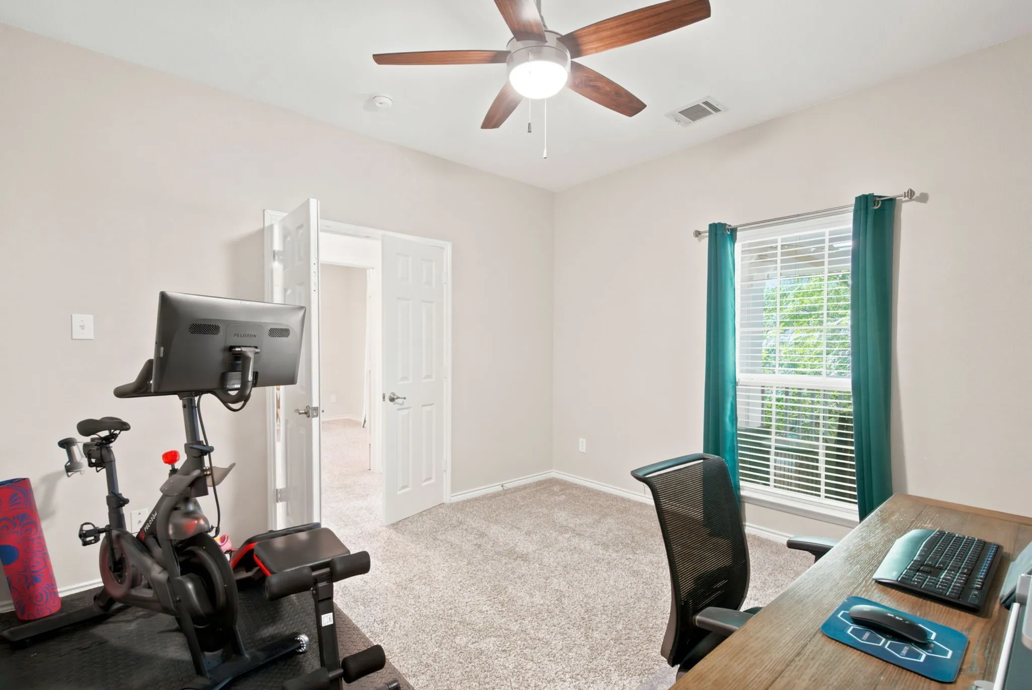 Single Family Residence For Sale in Denton County , 909 Charleston Lane, Savannah, Texas 76227, 3 Bedroom, 3 Bathroom, 2 Garage spaces, 2,141 Sqft, built in 2009, mls#21385063, Real Estate Agent in Savannah, Homes For Sale in Denton county, Homes For Sale in Savannah, Realtor in Savannah Texas, Real Estate Brokerage Independent Realty Texas, Luminita Cordes Realtor