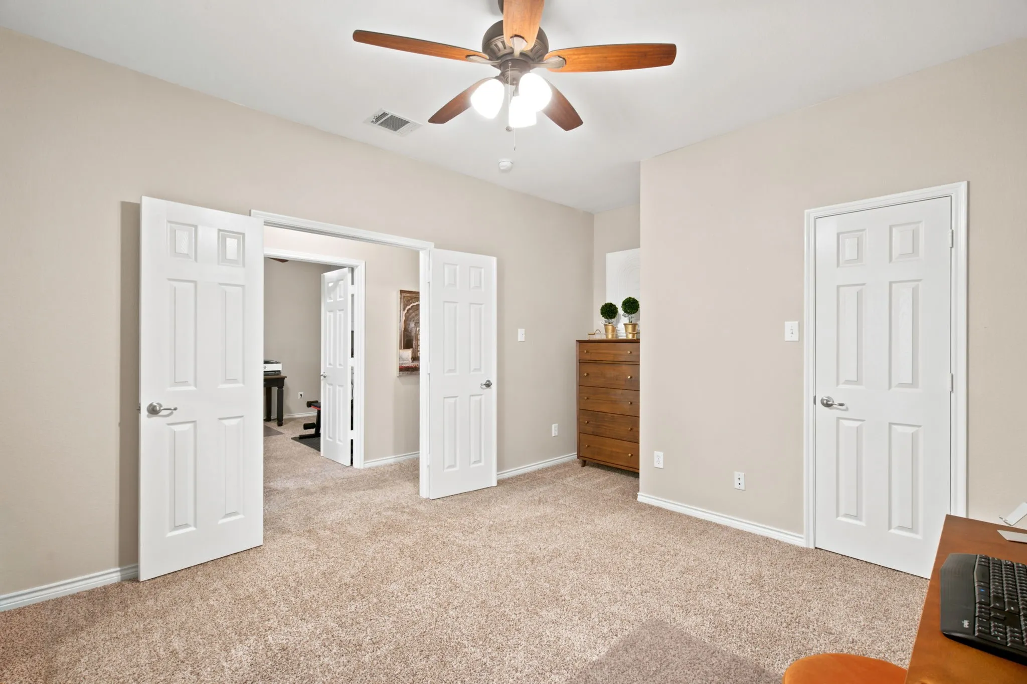 Single Family Residence For Sale in Denton County , 909 Charleston Lane, Savannah, Texas 76227, 3 Bedroom, 3 Bathroom, 2 Garage spaces, 2,141 Sqft, built in 2009, mls#21385063, Real Estate Agent in Savannah, Homes For Sale in Denton county, Homes For Sale in Savannah, Realtor in Savannah Texas, Real Estate Brokerage Independent Realty Texas, Luminita Cordes Realtor