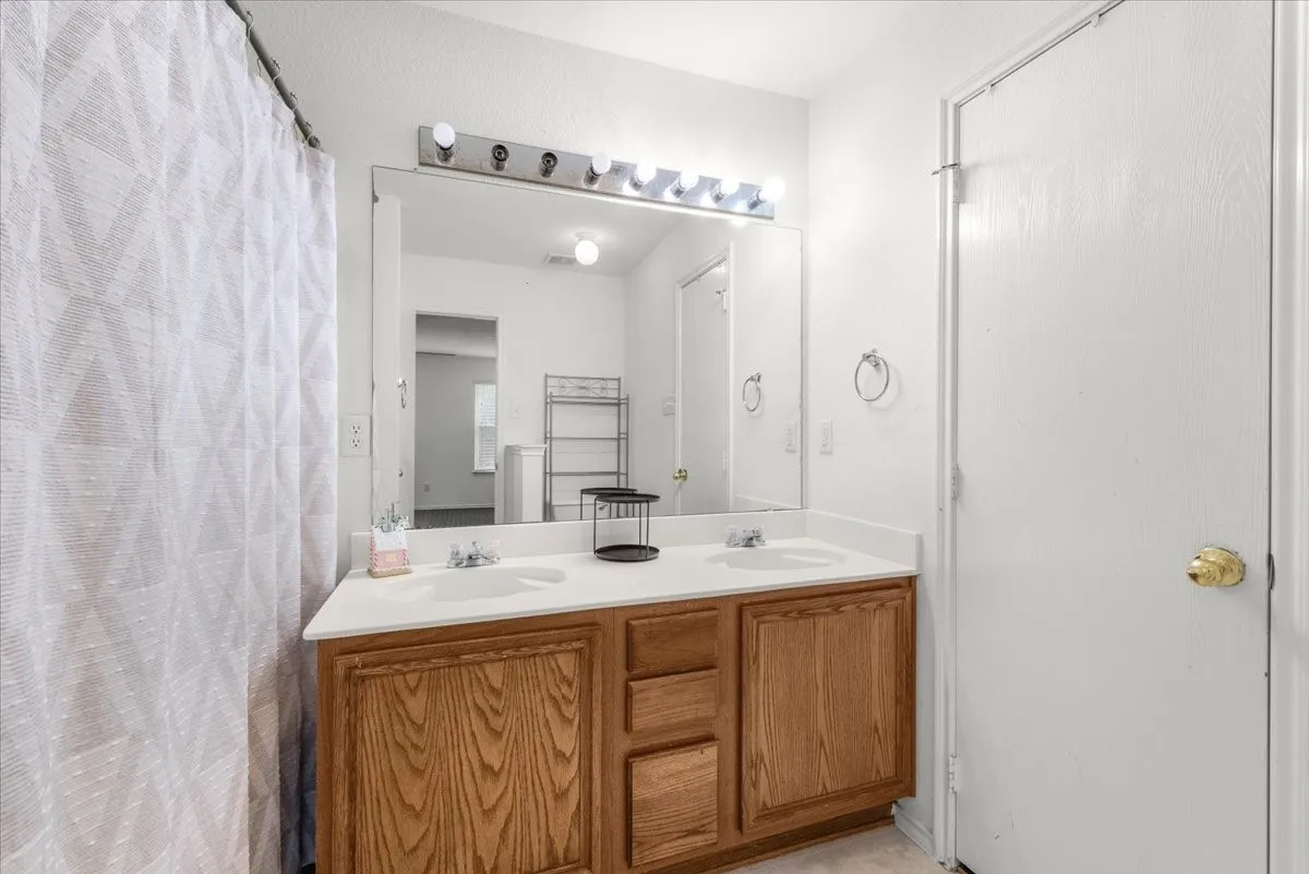 Single Family Residence For Rent in Dallas County , 1139 Baja Drive, Grand Prairie, Texas 75052, 4 Bedroom, 2 Bathroom, 2 Garage spaces, 1,880 Sqft, built in 2003, mls#21379771, Real Estate Agent in Grand Prairie, Homes For Rent in Dallas county, Homes For Rent in Grand Prairie, Realtor in Grand Prairie Texas, Real Estate Brokerage Independent Realty Texas, Luminita Cordes Realtor