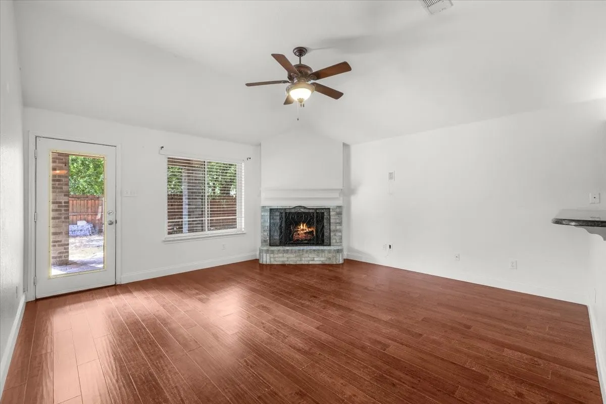 Single Family Residence For Rent in Dallas County , 1139 Baja Drive, Grand Prairie, Texas 75052, 4 Bedroom, 2 Bathroom, 2 Garage spaces, 1,880 Sqft, built in 2003, mls#21379771, Real Estate Agent in Grand Prairie, Homes For Rent in Dallas county, Homes For Rent in Grand Prairie, Realtor in Grand Prairie Texas, Real Estate Brokerage Independent Realty Texas, Luminita Cordes Realtor