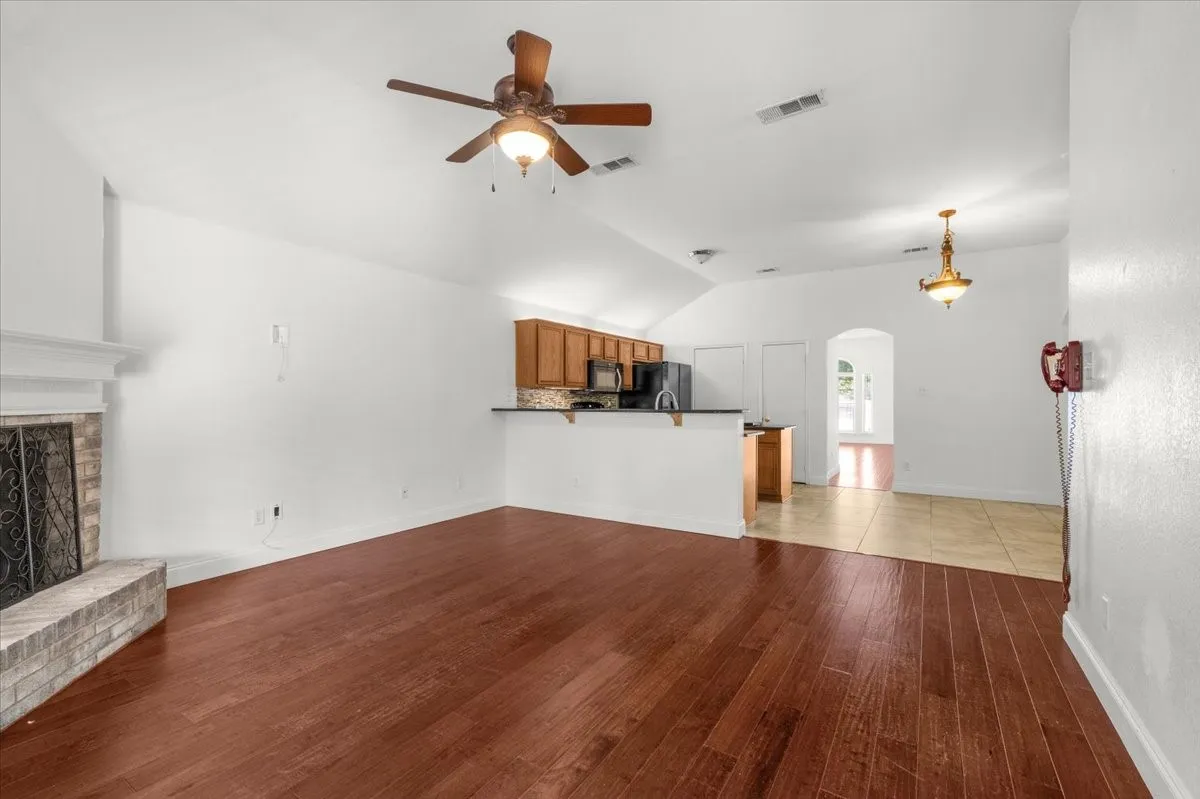 Single Family Residence For Rent in Dallas County , 1139 Baja Drive, Grand Prairie, Texas 75052, 4 Bedroom, 2 Bathroom, 2 Garage spaces, 1,880 Sqft, built in 2003, mls#21379771, Real Estate Agent in Grand Prairie, Homes For Rent in Dallas county, Homes For Rent in Grand Prairie, Realtor in Grand Prairie Texas, Real Estate Brokerage Independent Realty Texas, Luminita Cordes Realtor