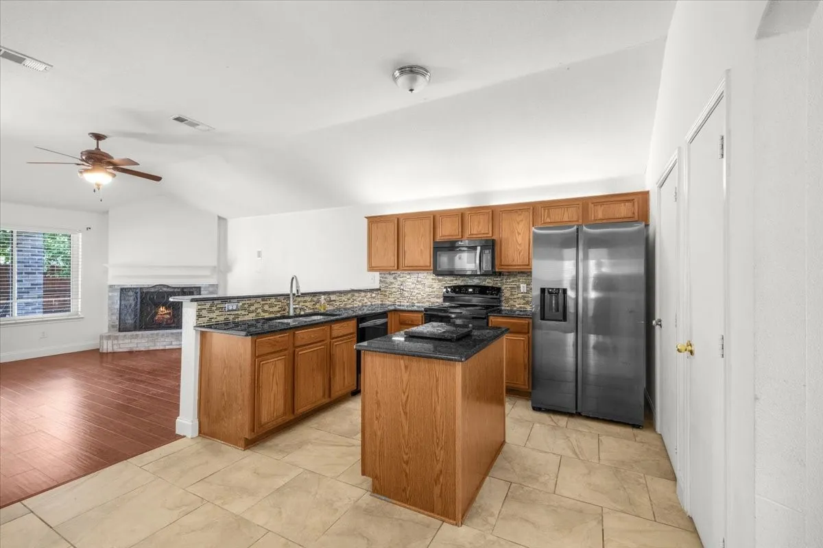 Single Family Residence For Rent in Dallas County , 1139 Baja Drive, Grand Prairie, Texas 75052, 4 Bedroom, 2 Bathroom, 2 Garage spaces, 1,880 Sqft, built in 2003, mls#21379771, Real Estate Agent in Grand Prairie, Homes For Rent in Dallas county, Homes For Rent in Grand Prairie, Realtor in Grand Prairie Texas, Real Estate Brokerage Independent Realty Texas, Luminita Cordes Realtor