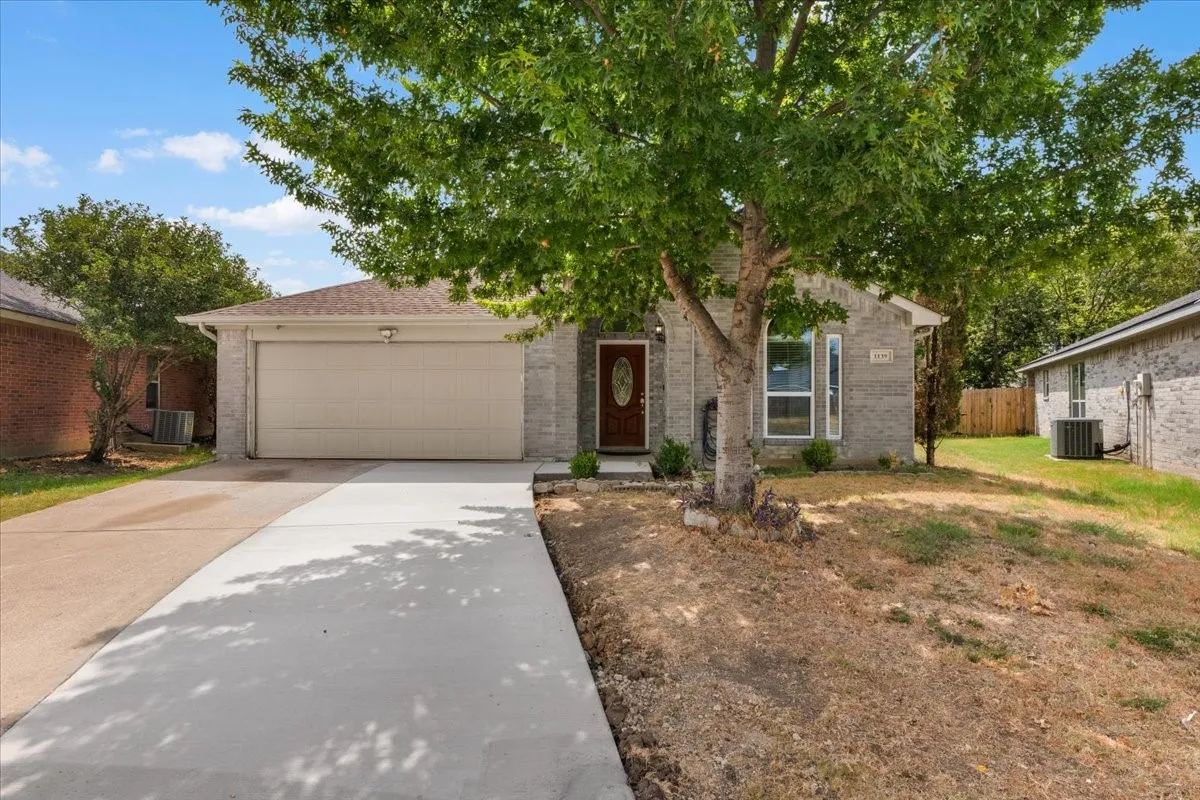 Single Family Residence For Rent in Dallas County , 1139 Baja Drive, Grand Prairie, Texas 75052, 4 Bedroom, 2 Bathroom, 2 Garage spaces, 1,880 Sqft, built in 2003, mls#21379771, Real Estate Agent in Grand Prairie, Homes For Rent in Dallas county, Homes For Rent in Grand Prairie, Realtor in Grand Prairie Texas, Real Estate Brokerage Independent Realty Texas, Luminita Cordes Realtor