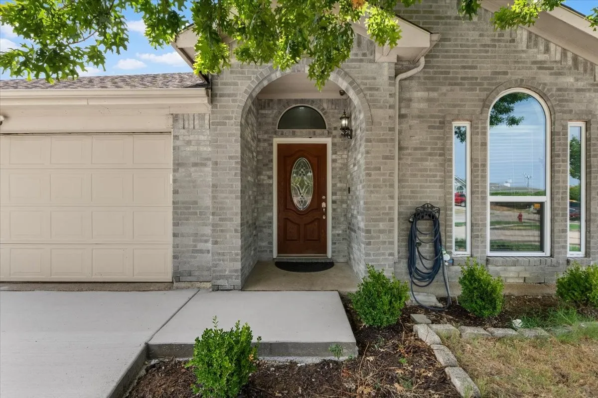 Single Family Residence For Rent in Dallas County , 1139 Baja Drive, Grand Prairie, Texas 75052, 4 Bedroom, 2 Bathroom, 2 Garage spaces, 1,880 Sqft, built in 2003, mls#21379771, Real Estate Agent in Grand Prairie, Homes For Rent in Dallas county, Homes For Rent in Grand Prairie, Realtor in Grand Prairie Texas, Real Estate Brokerage Independent Realty Texas, Luminita Cordes Realtor
