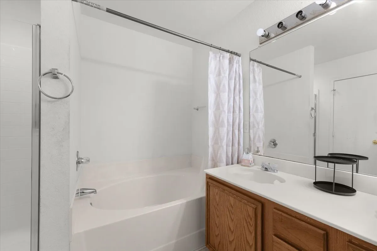 Single Family Residence For Rent in Dallas County , 1139 Baja Drive, Grand Prairie, Texas 75052, 4 Bedroom, 2 Bathroom, 2 Garage spaces, 1,880 Sqft, built in 2003, mls#21379771, Real Estate Agent in Grand Prairie, Homes For Rent in Dallas county, Homes For Rent in Grand Prairie, Realtor in Grand Prairie Texas, Real Estate Brokerage Independent Realty Texas, Luminita Cordes Realtor