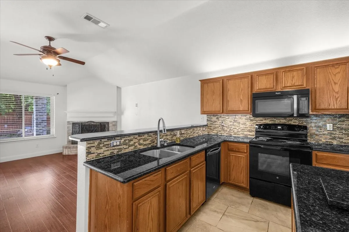 Single Family Residence For Rent in Dallas County , 1139 Baja Drive, Grand Prairie, Texas 75052, 4 Bedroom, 2 Bathroom, 2 Garage spaces, 1,880 Sqft, built in 2003, mls#21379771, Real Estate Agent in Grand Prairie, Homes For Rent in Dallas county, Homes For Rent in Grand Prairie, Realtor in Grand Prairie Texas, Real Estate Brokerage Independent Realty Texas, Luminita Cordes Realtor