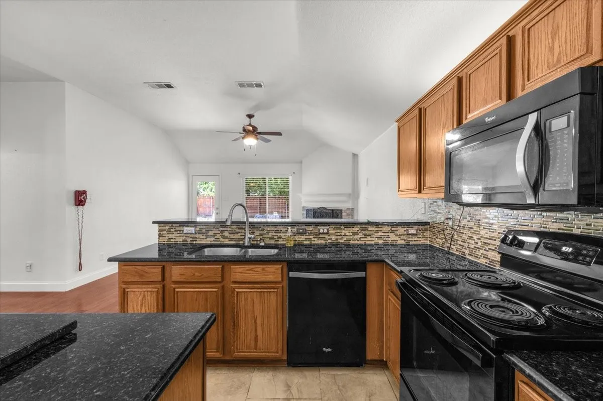 Single Family Residence For Rent in Dallas County , 1139 Baja Drive, Grand Prairie, Texas 75052, 4 Bedroom, 2 Bathroom, 2 Garage spaces, 1,880 Sqft, built in 2003, mls#21379771, Real Estate Agent in Grand Prairie, Homes For Rent in Dallas county, Homes For Rent in Grand Prairie, Realtor in Grand Prairie Texas, Real Estate Brokerage Independent Realty Texas, Luminita Cordes Realtor