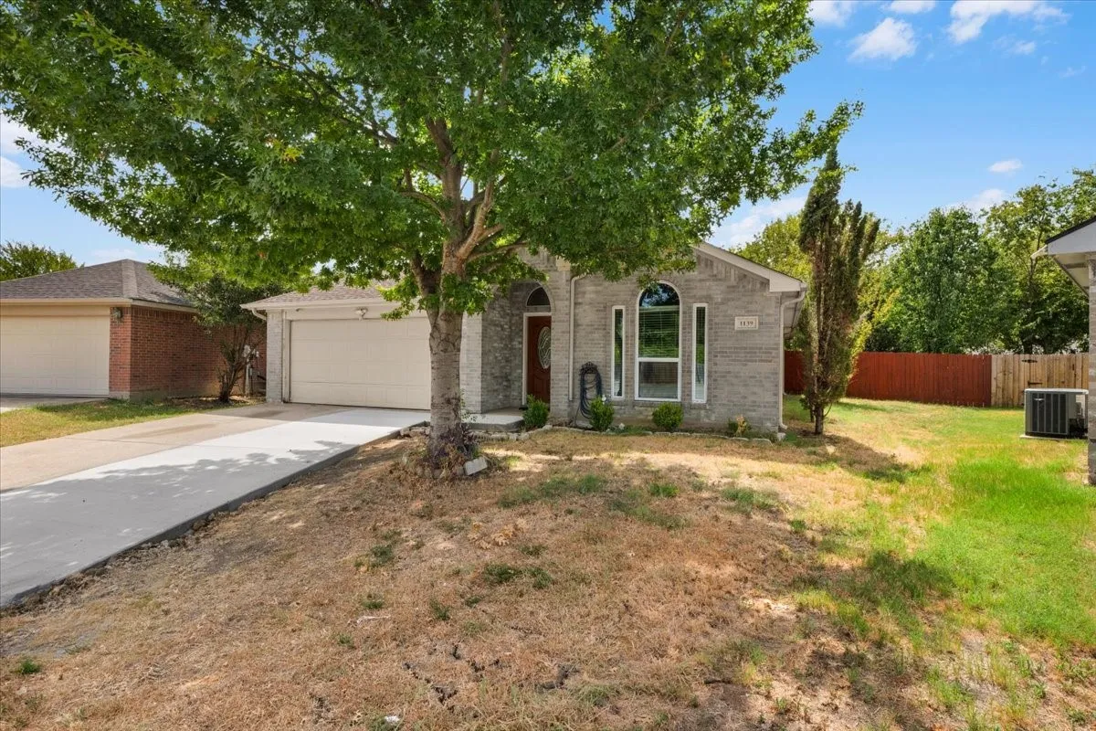 Single Family Residence For Rent in Dallas County , 1139 Baja Drive, Grand Prairie, Texas 75052, 4 Bedroom, 2 Bathroom, 2 Garage spaces, 1,880 Sqft, built in 2003, mls#21379771, Real Estate Agent in Grand Prairie, Homes For Rent in Dallas county, Homes For Rent in Grand Prairie, Realtor in Grand Prairie Texas, Real Estate Brokerage Independent Realty Texas, Luminita Cordes Realtor